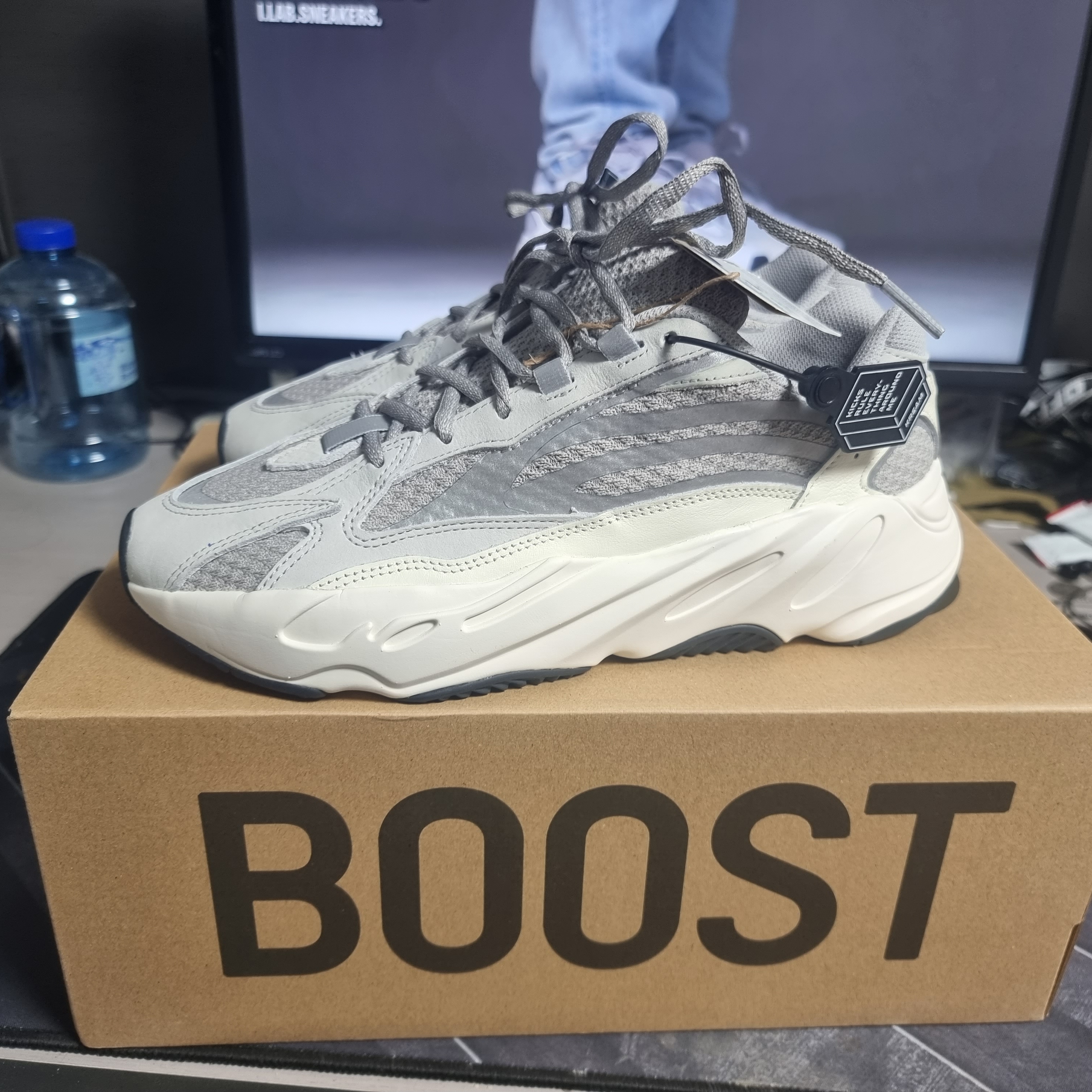 Adidas Yeezy Boost 700 V2 Static 2022 착용 스타일 - 2