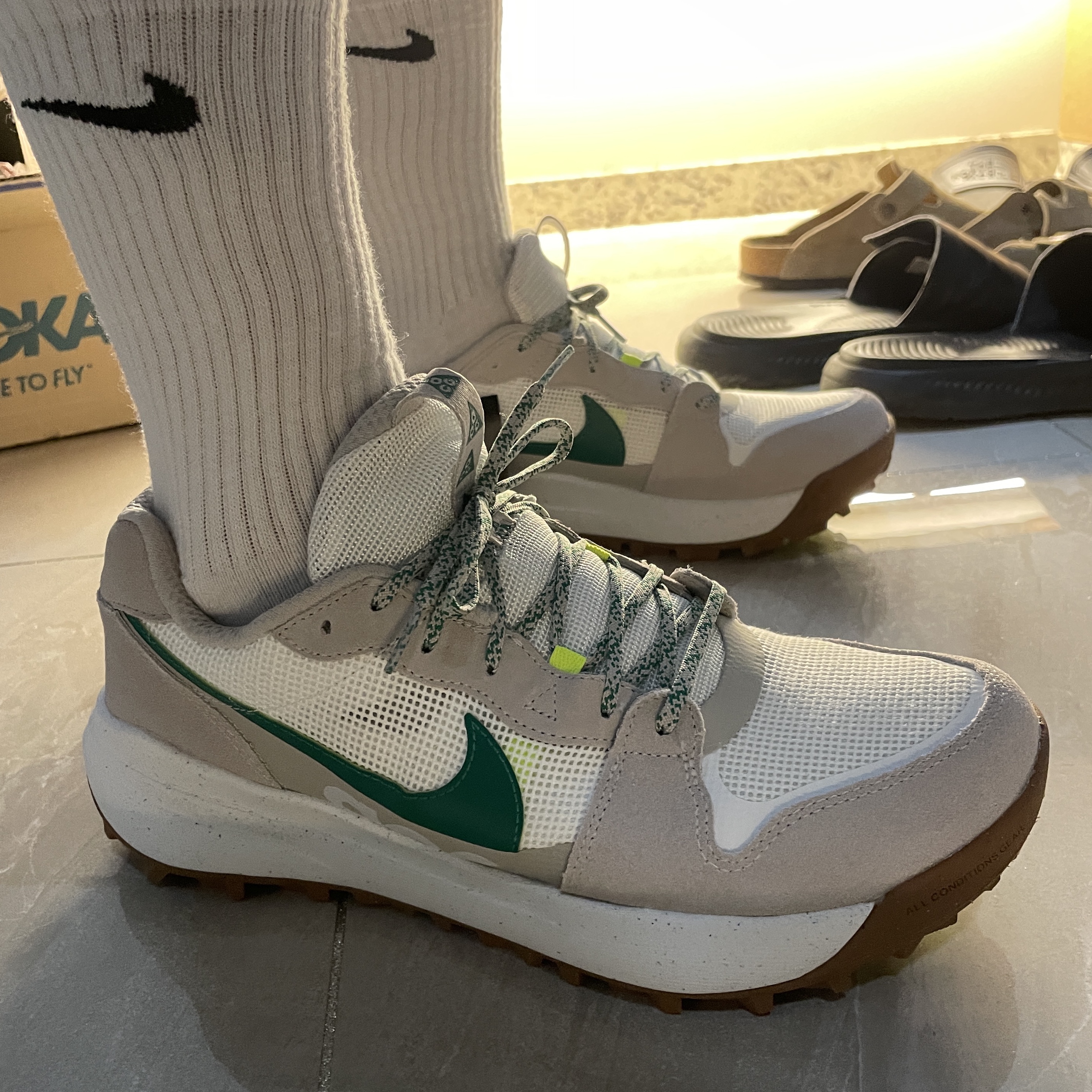 Nike ACG Lowcate Light Iron Ore 착용 스타일
