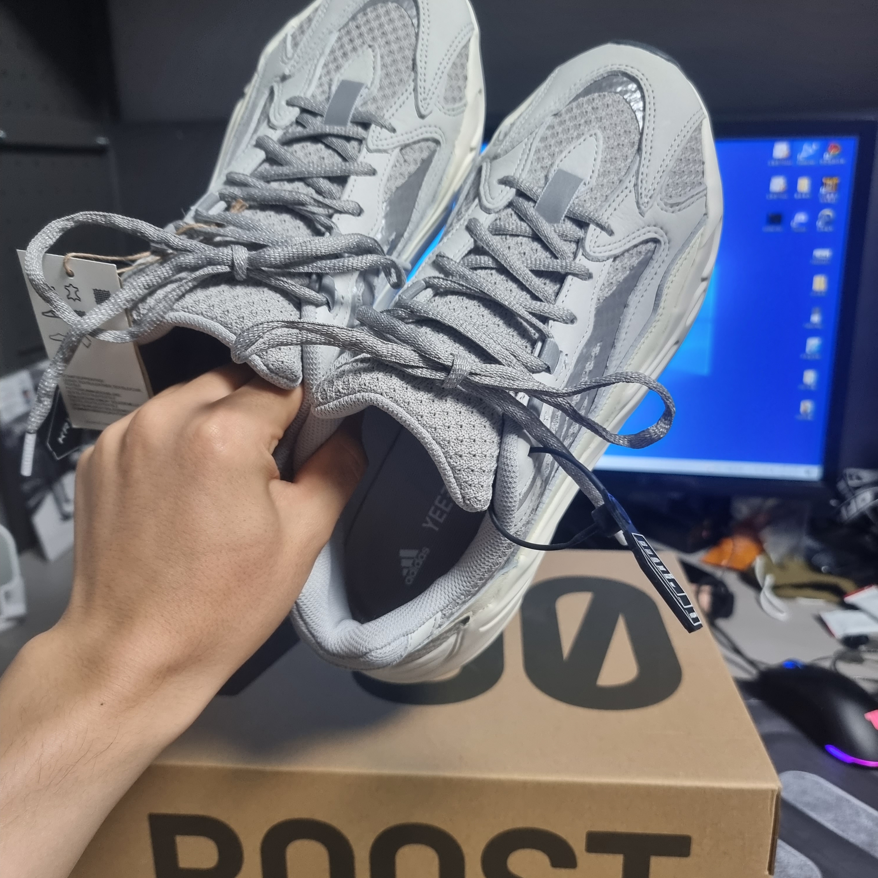 Adidas Yeezy Boost 700 V2 Static 2022 착용 스타일 - 3