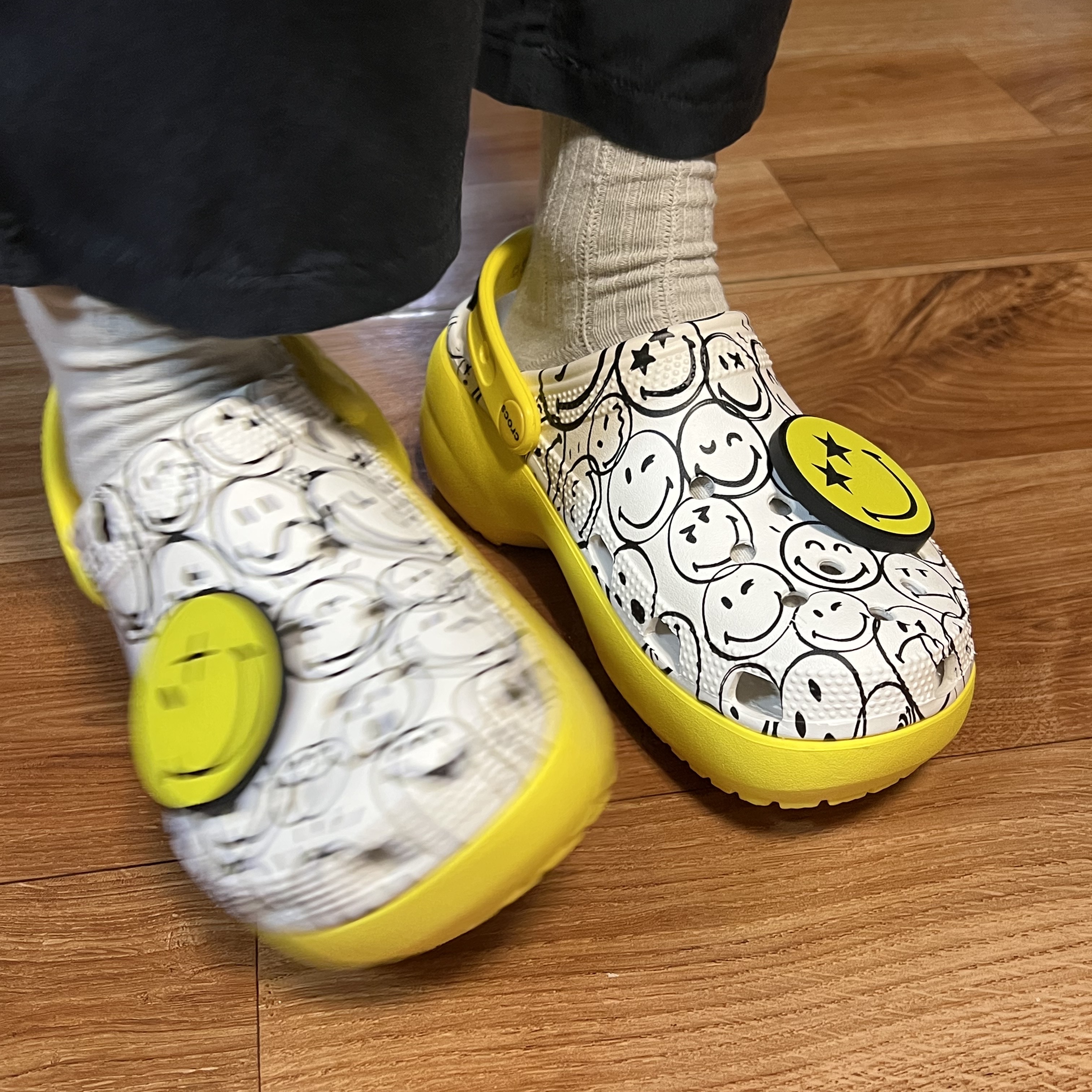 (W) Crocs x Smiley Classic Platform Clog White 착용 스타일 - 1