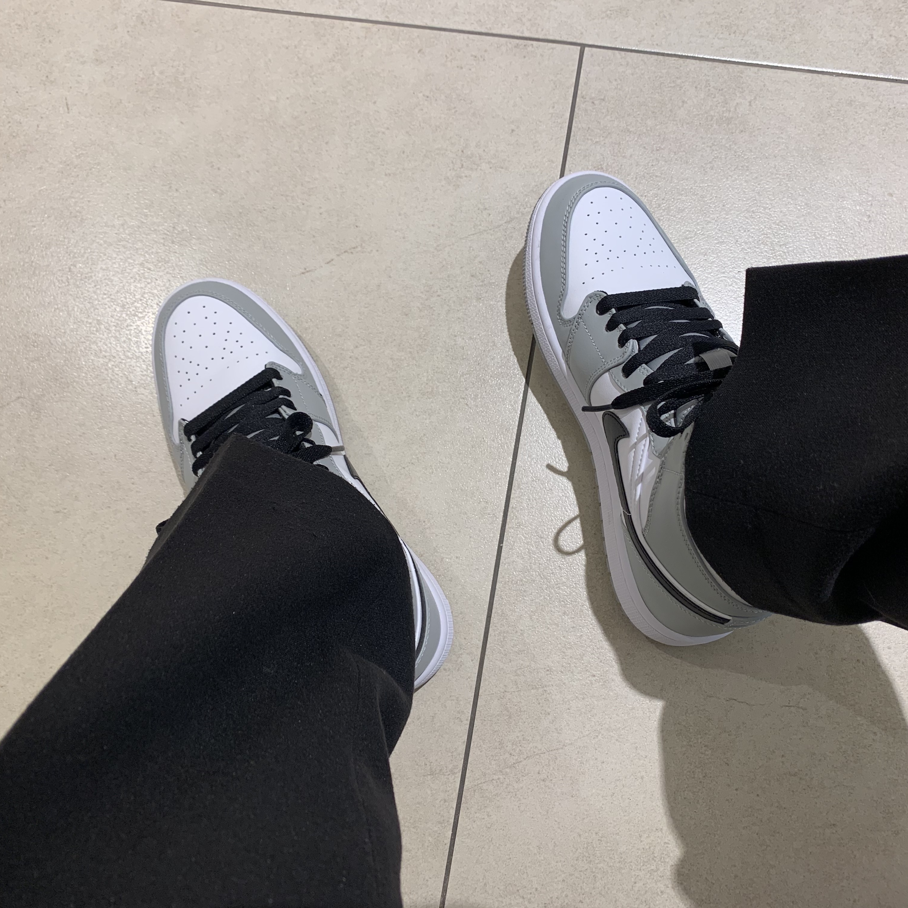 Jordan 1 Mid Light Smoke Grey 착용 스타일