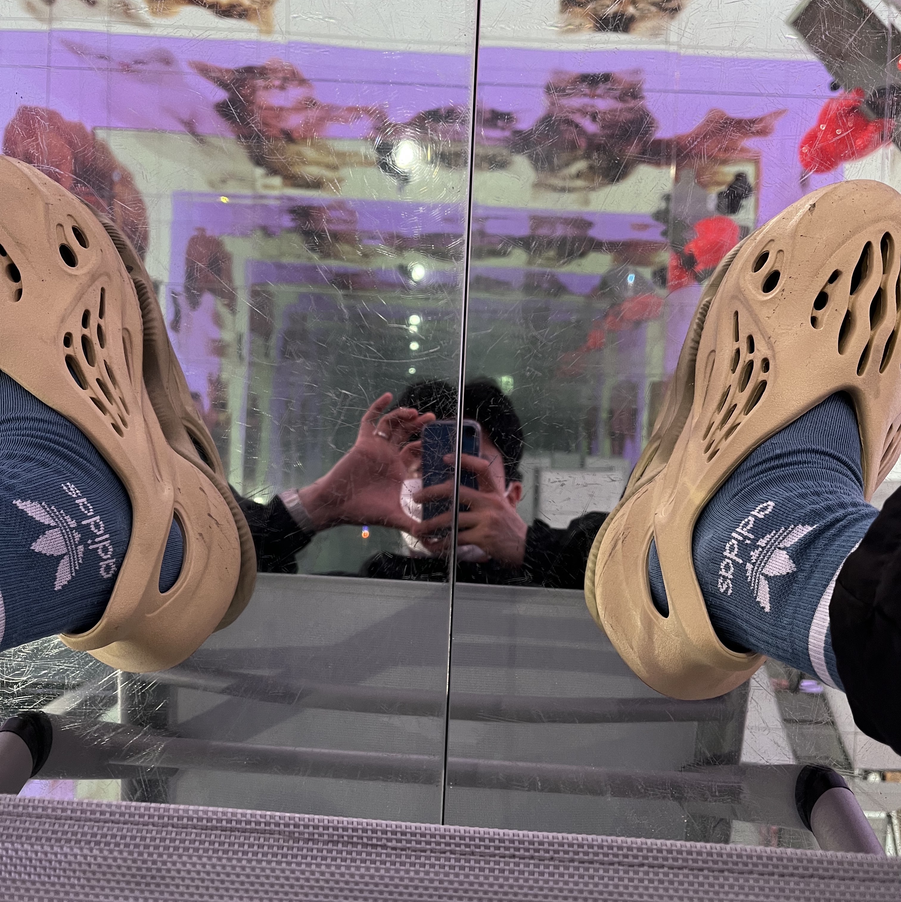 Adidas Yeezy Foam RNNR Sulfur 착용 스타일