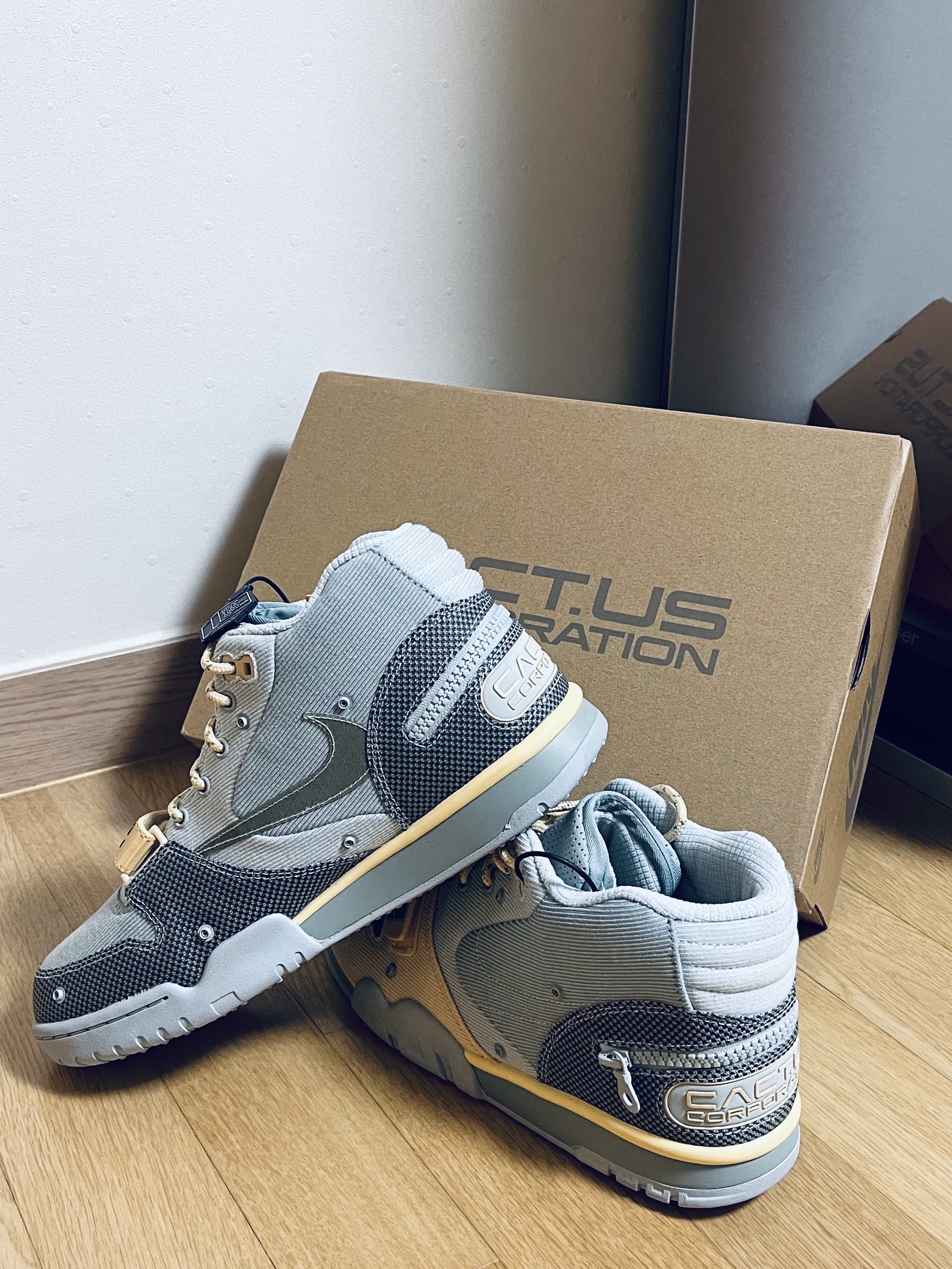 Nike x Travis Scott Nike Air Trainer 1 Grey Haze and Dusty Sage 착용 스타일