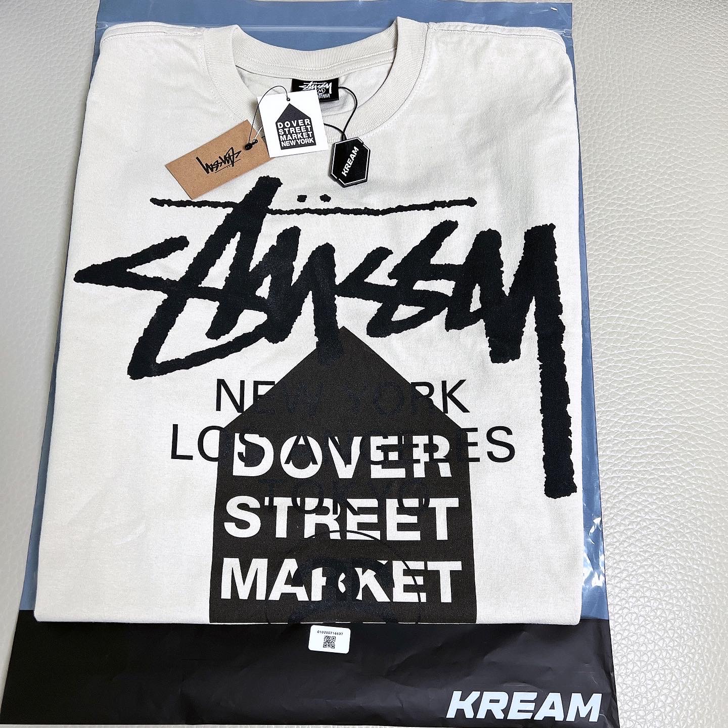Stussy DSM World Tour T-Shirt Smoke 2022 착용 스타일 - 1