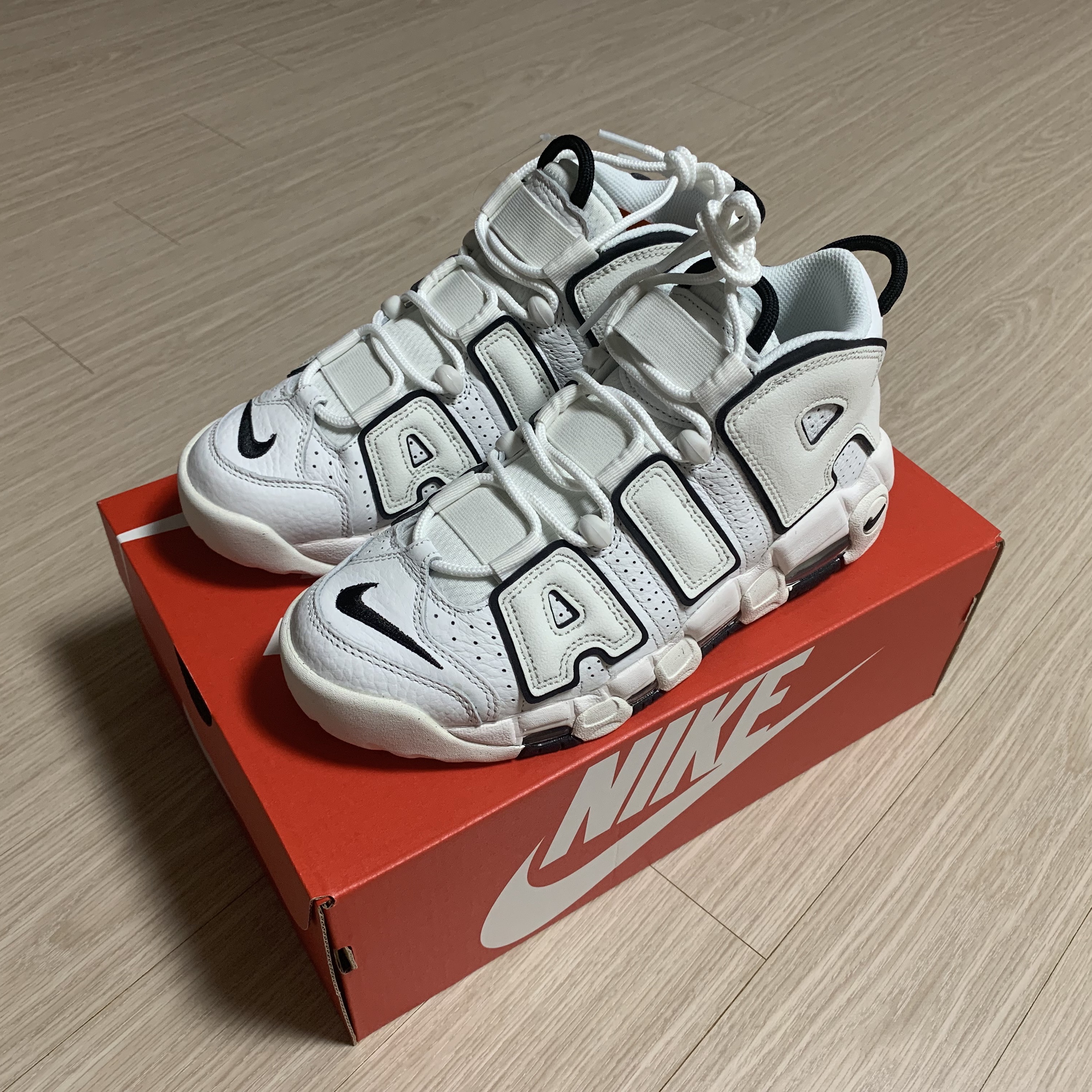 (W) Nike Air More Uptempo Summit White 착용 스타일 - 1