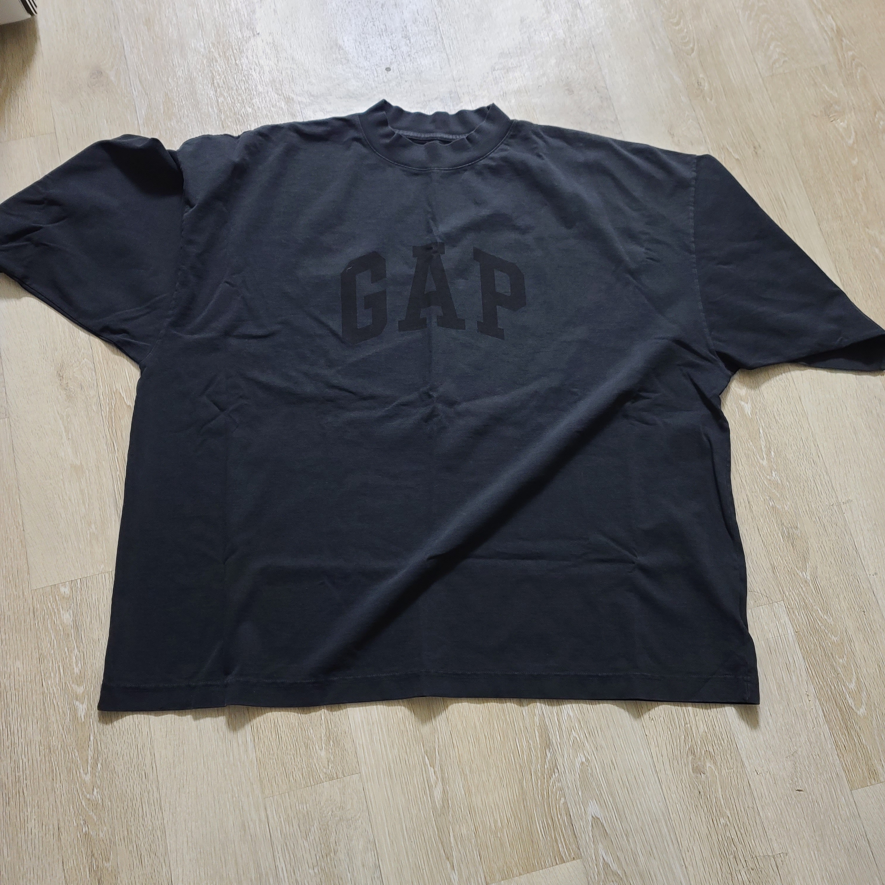 Yeezy Gap Engineered By Balenciaga Dove 3/4 Sleeve T-Shirt Washed Black 착용 스타일