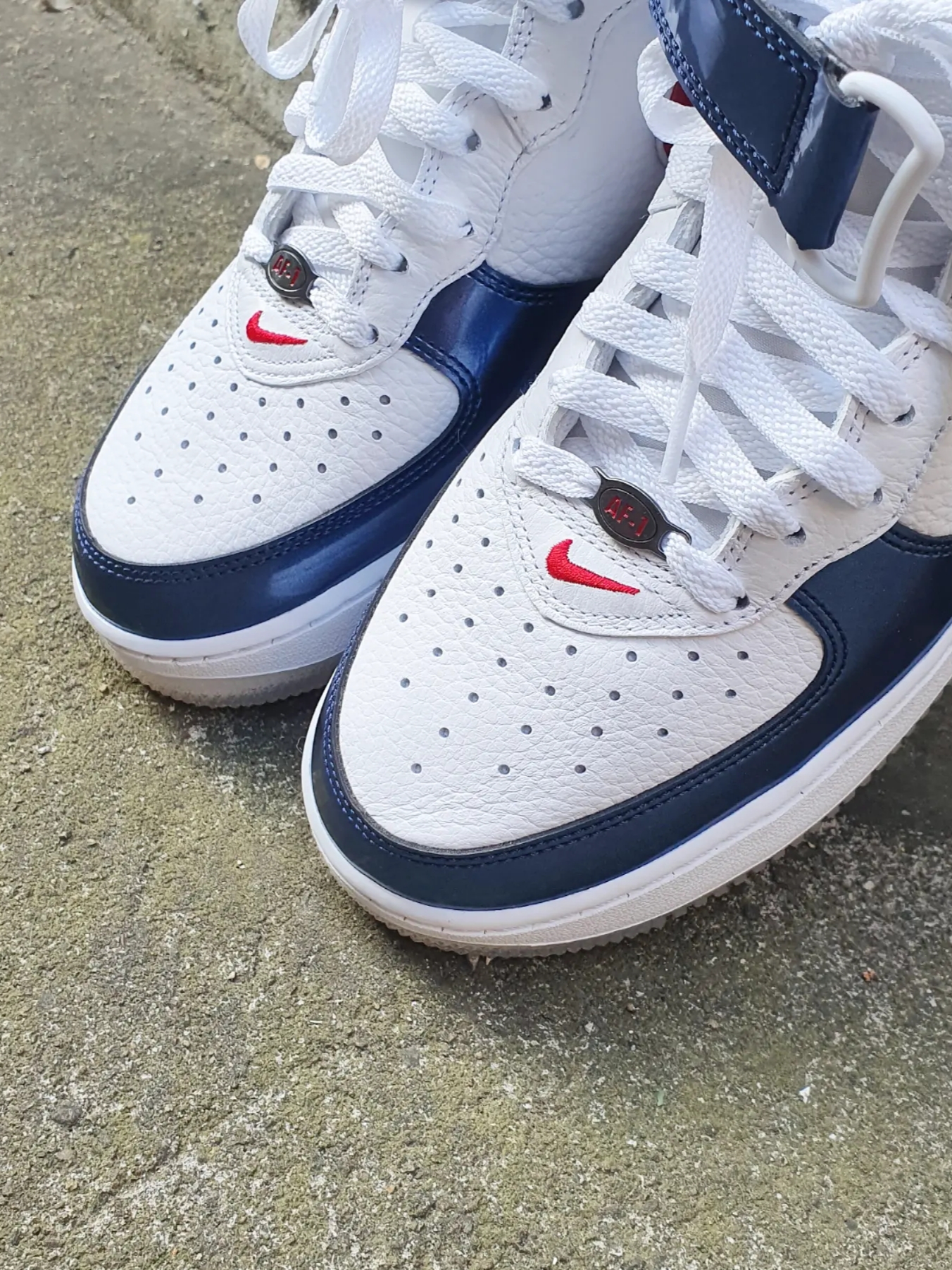 Nike Air Force 1 Mid QS University Red and Midnight Navy 착용 스타일 - 3