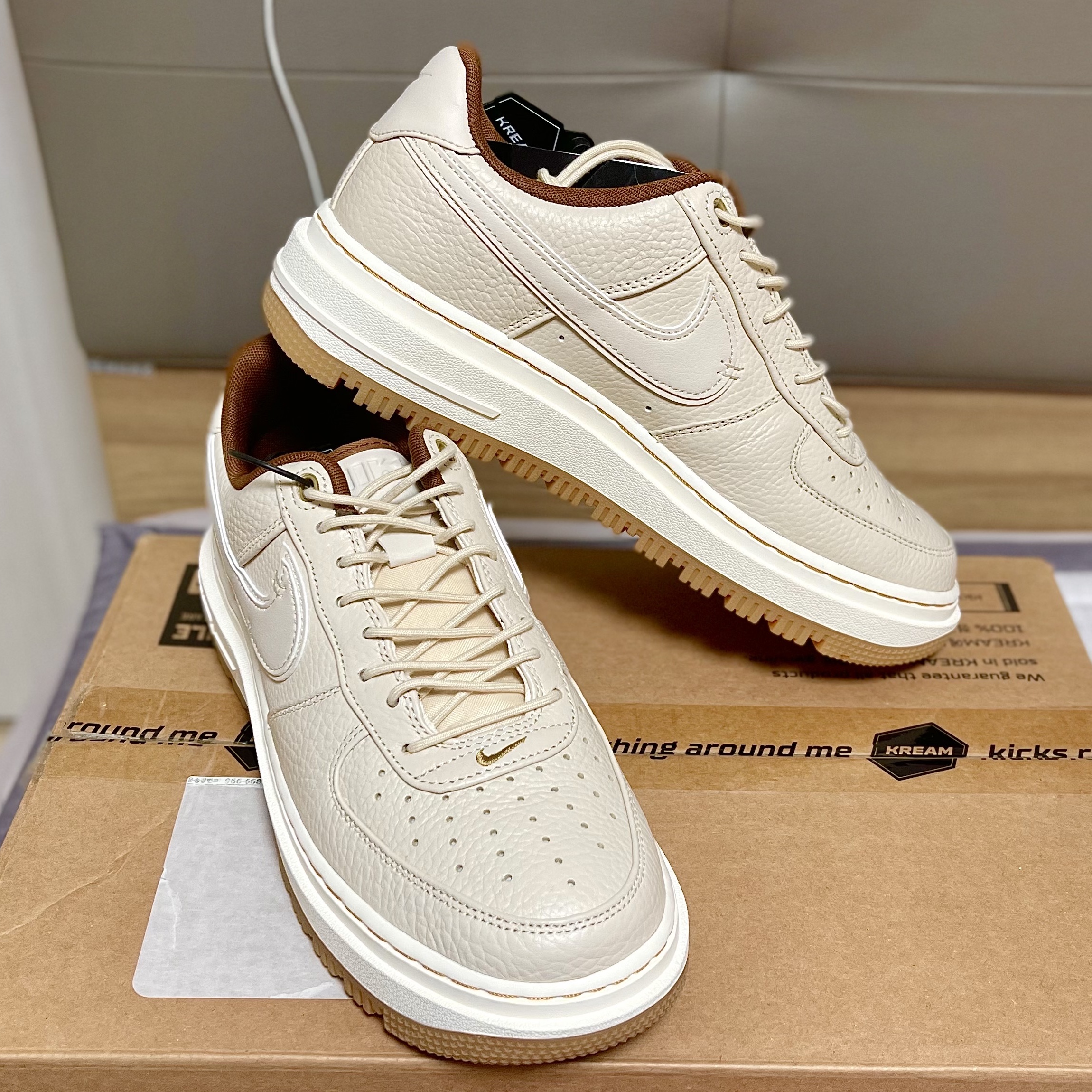 Nike Air Force 1 Luxe Pearl White 착용 스타일 - 2