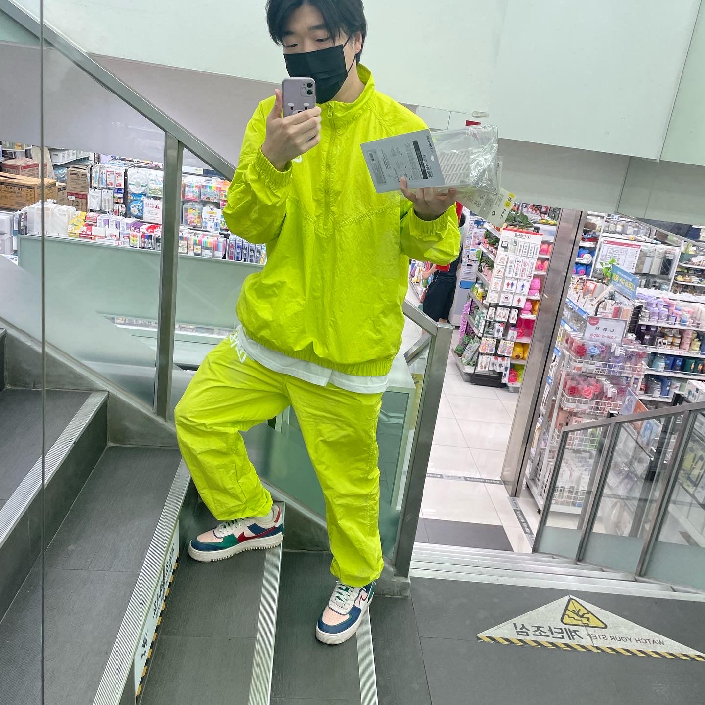 Nike x Stussy Windrunner Jacket Bright Cactus, Nike x Stussy Beach Pants Bright Cactus 착용 스타일