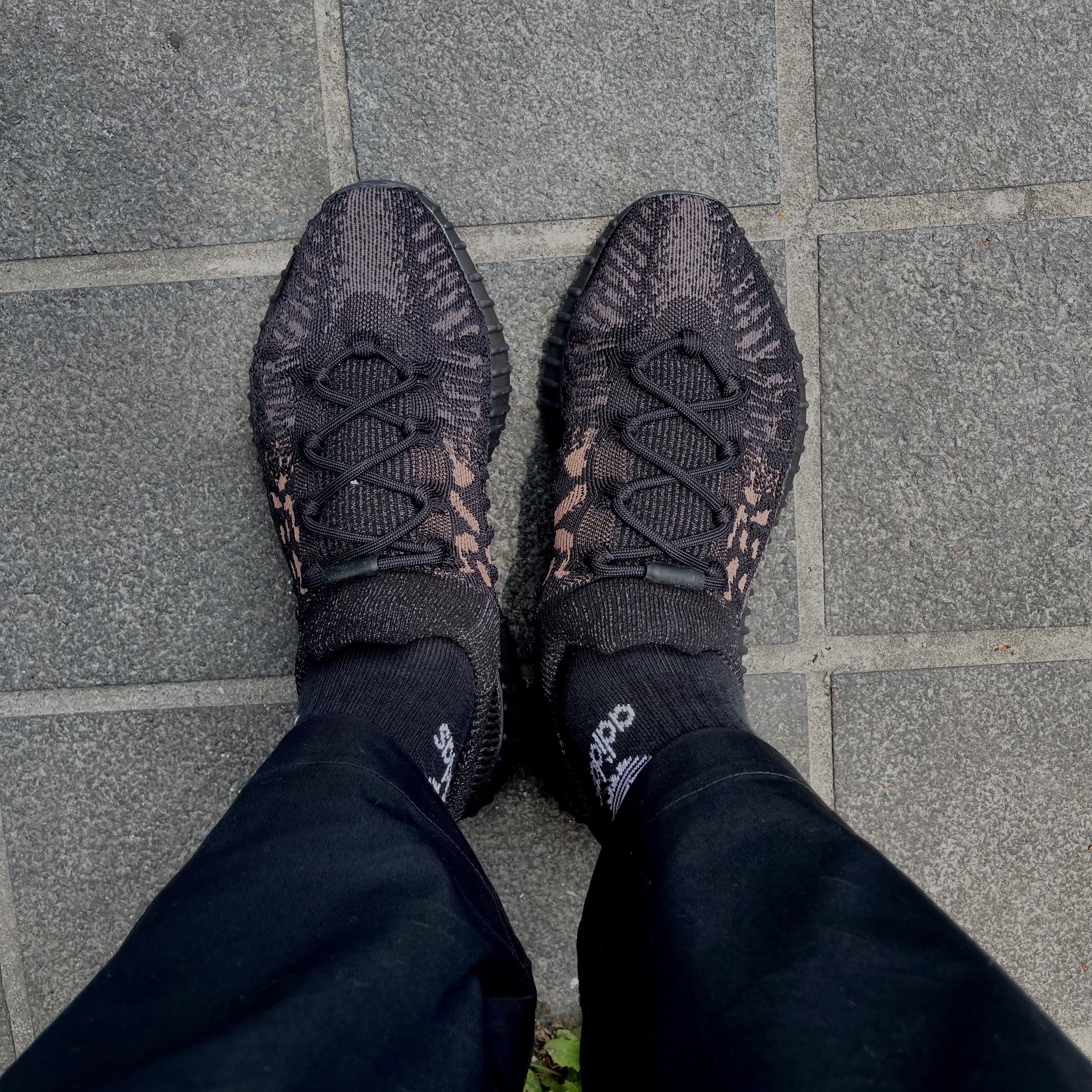 Adidas Yeezy 350 V2 CMPCT Slate Carbon 착용 스타일 - 2