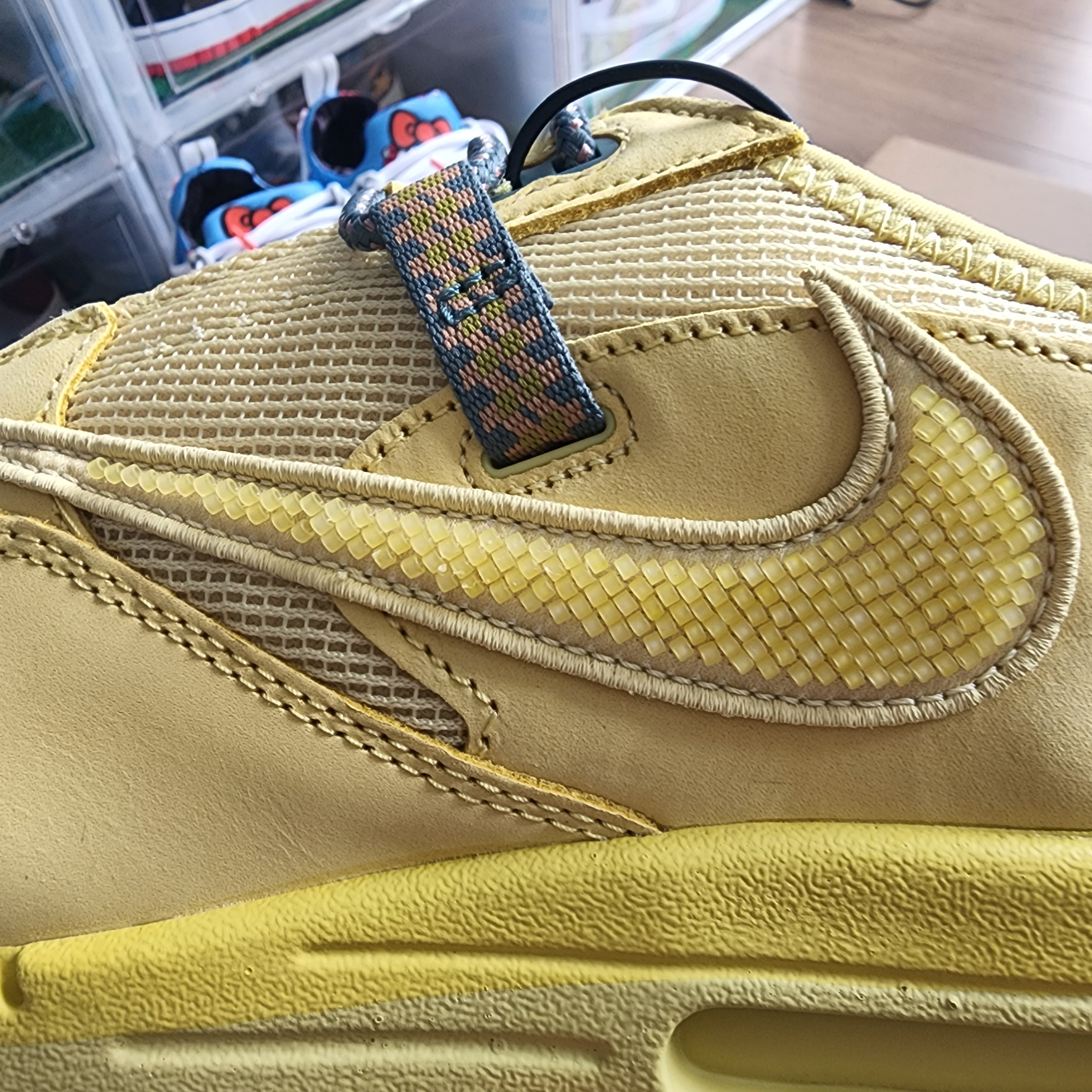Nike x Travis Scott Air Max 1 Cact.us Gold 착용 스타일 - 3