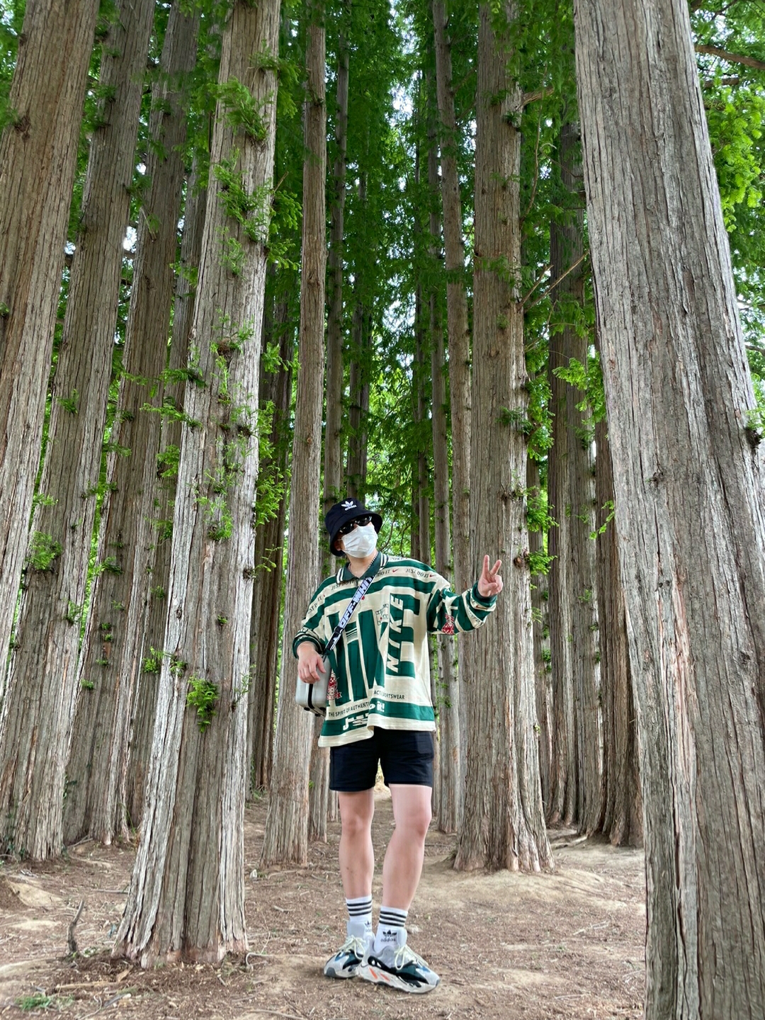 Off-White x Amore Pacific Protection Box (Without Cosmetics), Adidas Yeezy Boost 700 Wave Runner Solid Grey 2021/2022 착용 스타일 - 1