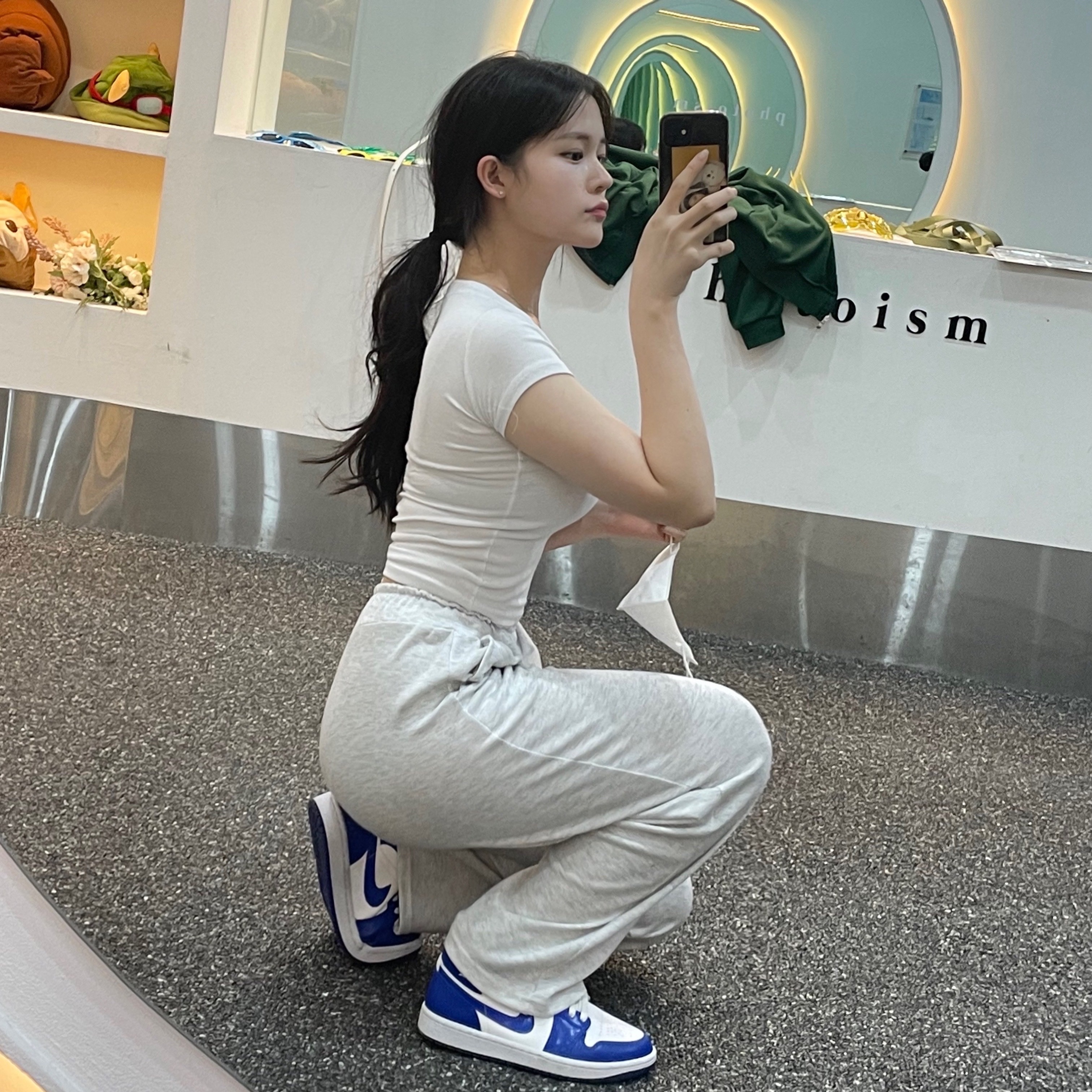 (W) Jordan 1 Mid White Hyper Royal 착용 스타일