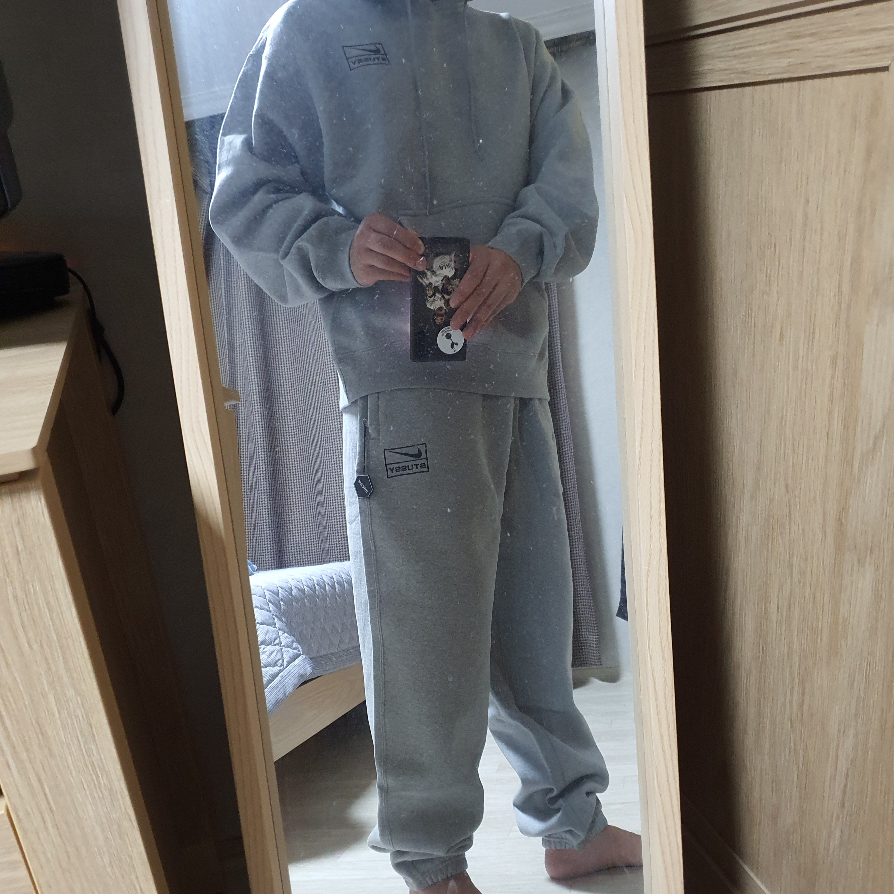 Nike x Stussy NRG RA Pullover Hoodie Dark Grey Heather (DJ9488-063), Nike x Stussy NRG RA Fleece Pants Dark Grey Heather (DJ9490-063) 착용 스타일 - 2