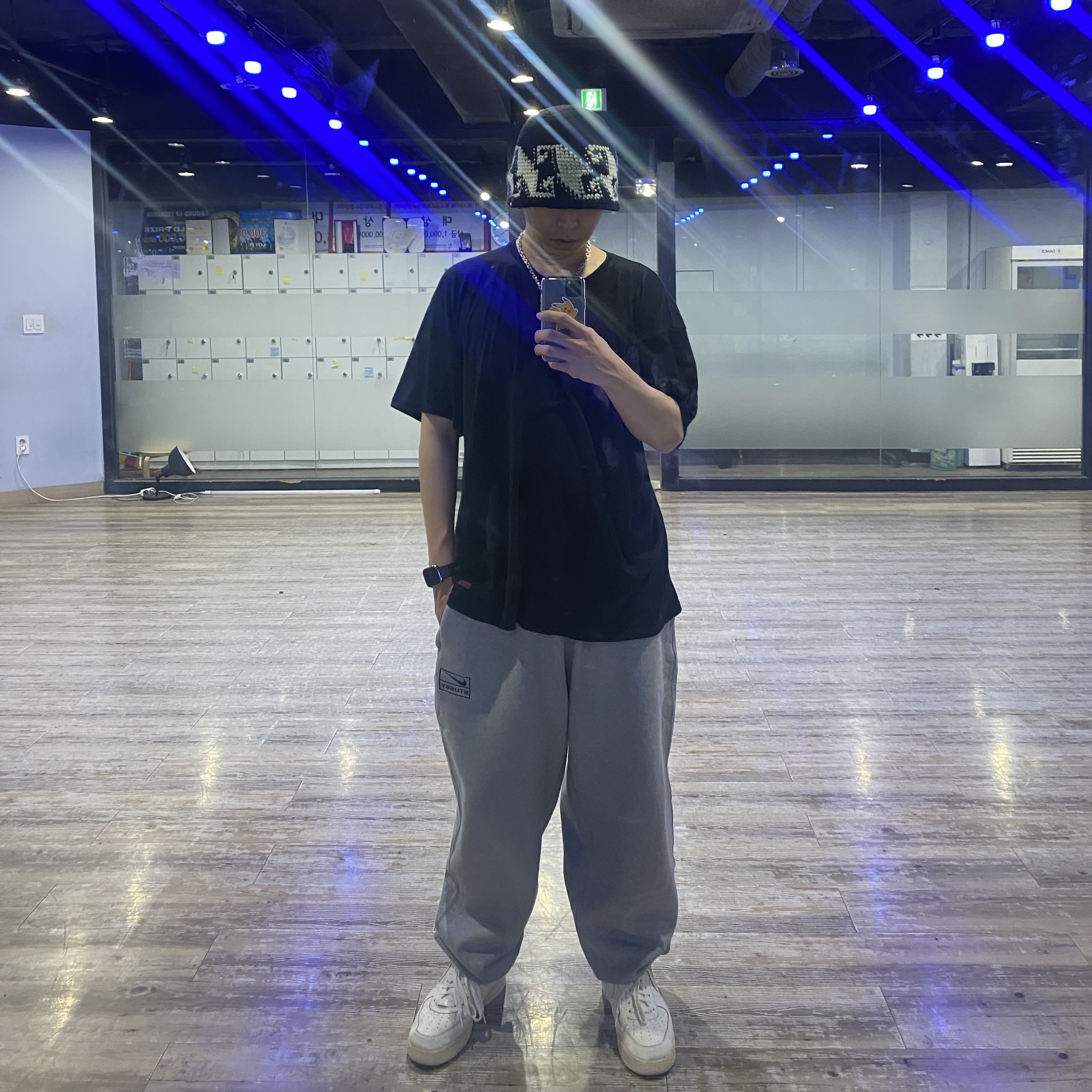 Nike Air Force 1 '07 LV8 Timeless Classic, Nike x Stussy NRG RA Fleece Pants Dark Grey Heather (DJ9490-063) 착용 스타일