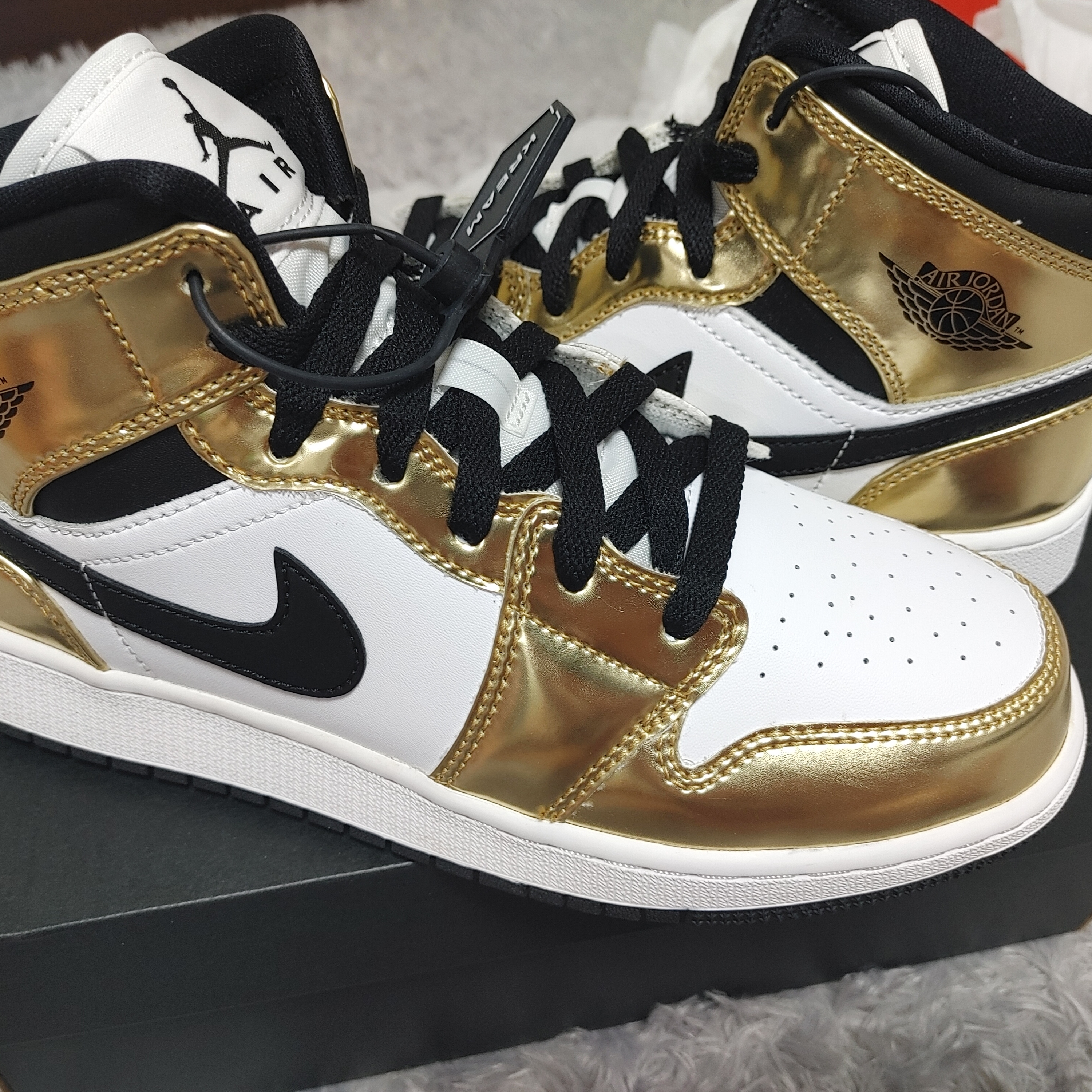 Jordan 1 Mid SE Metallic Gold 착용 스타일 - 2