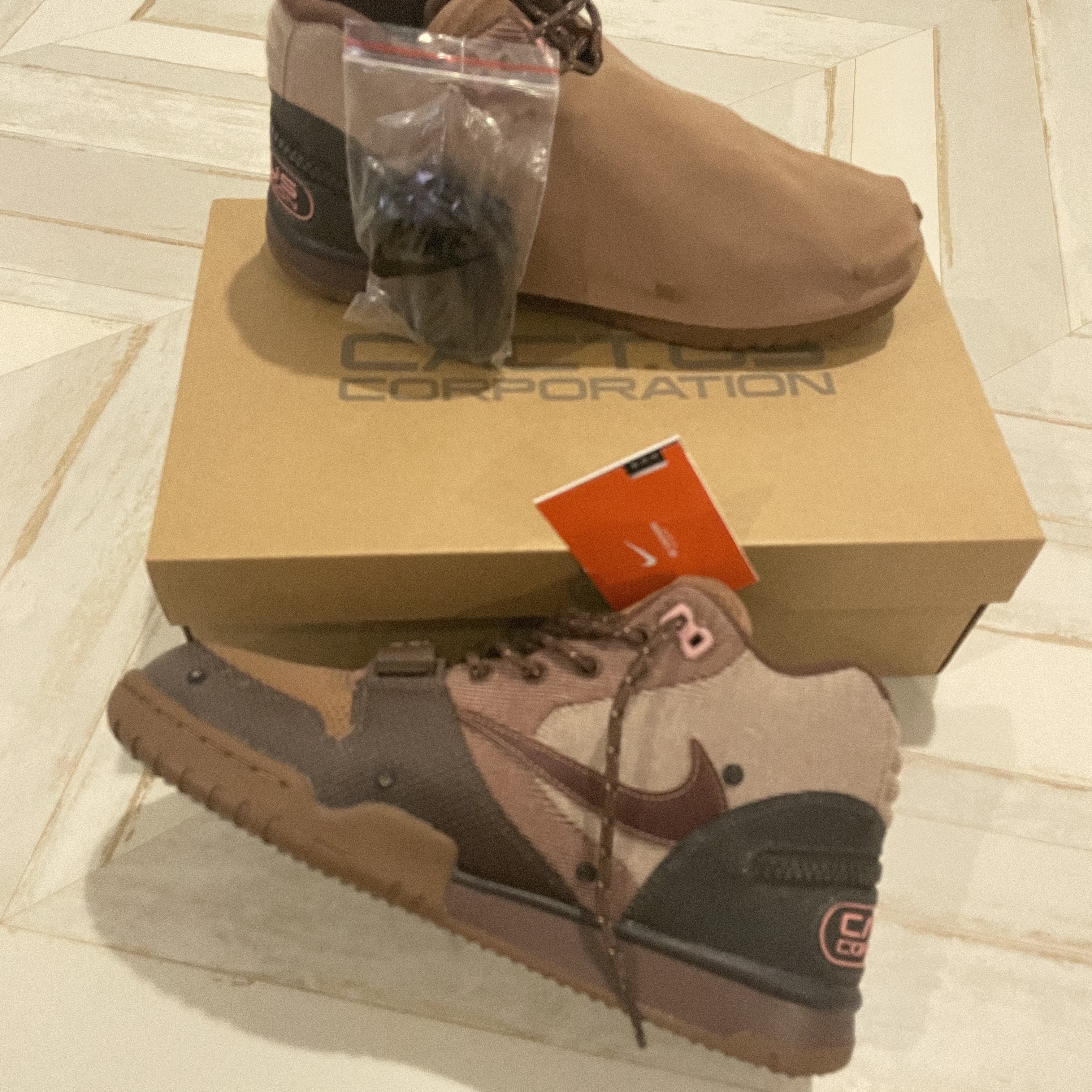Nike x Travis Scott Air Trainer 1 Archaeo Brown and Rust Pink 착용 스타일