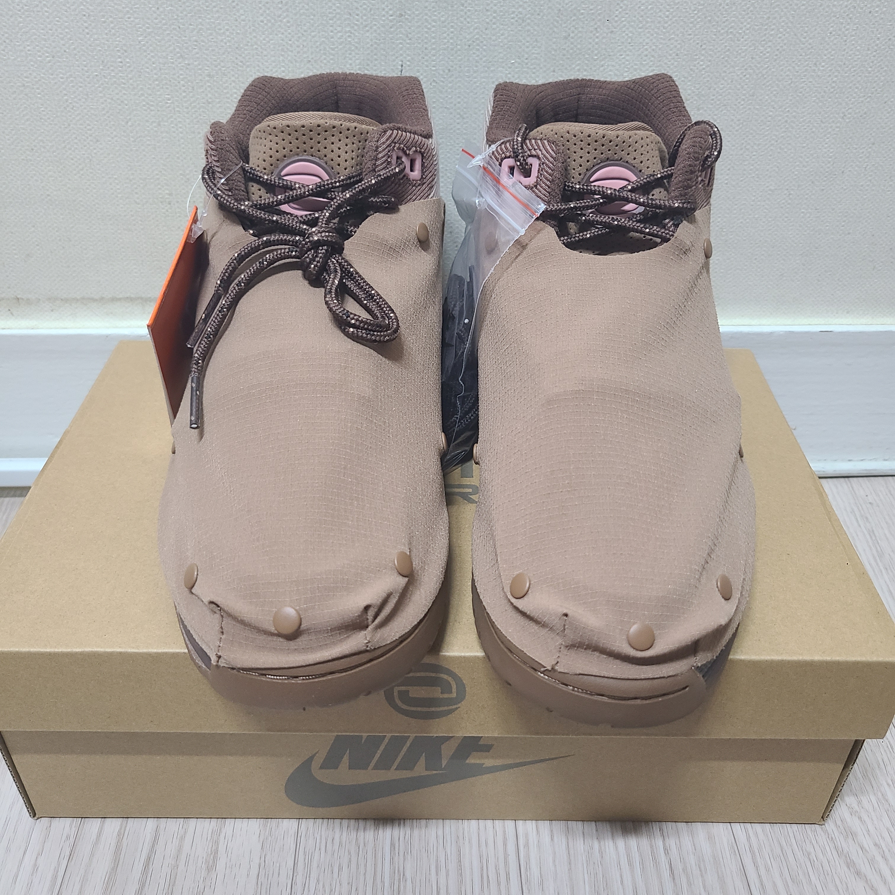 Nike x Travis Scott Air Trainer 1 Archaeo Brown and Rust Pink 착용 스타일 - 4