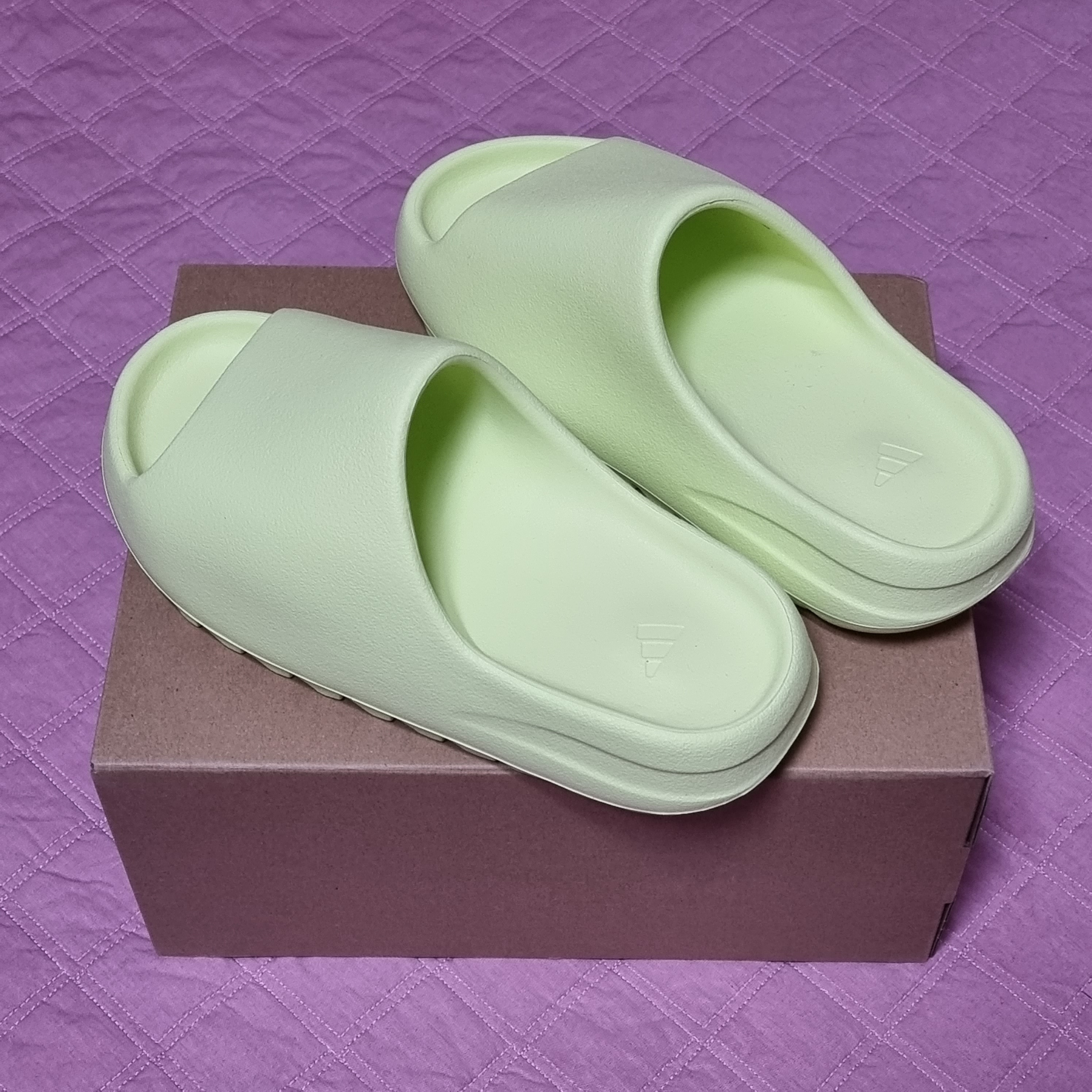 Adidas Yeezy Slide Glow Green 2022/2023 착용 스타일