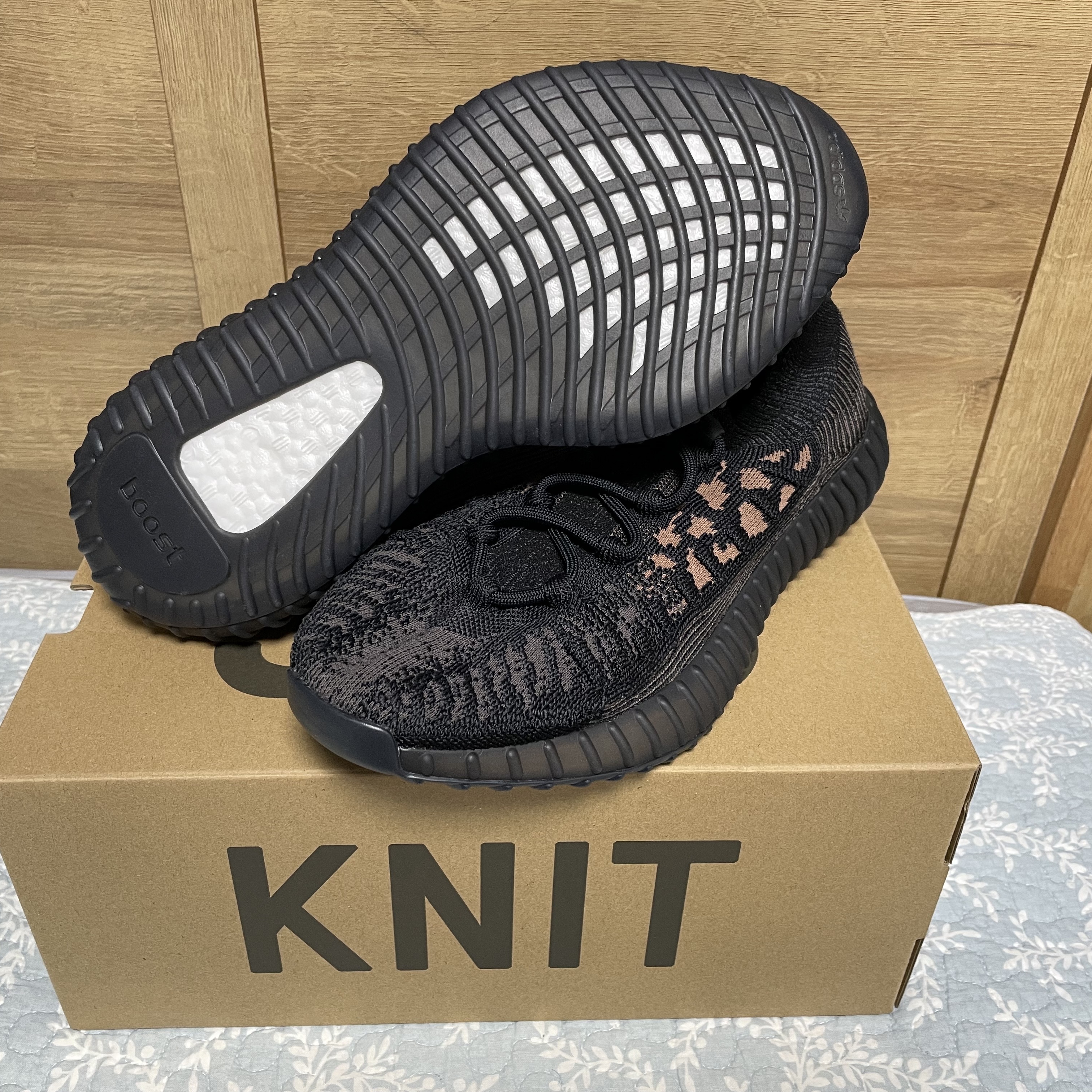 Adidas Yeezy 350 V2 CMPCT Slate Carbon 착용 스타일 - 2