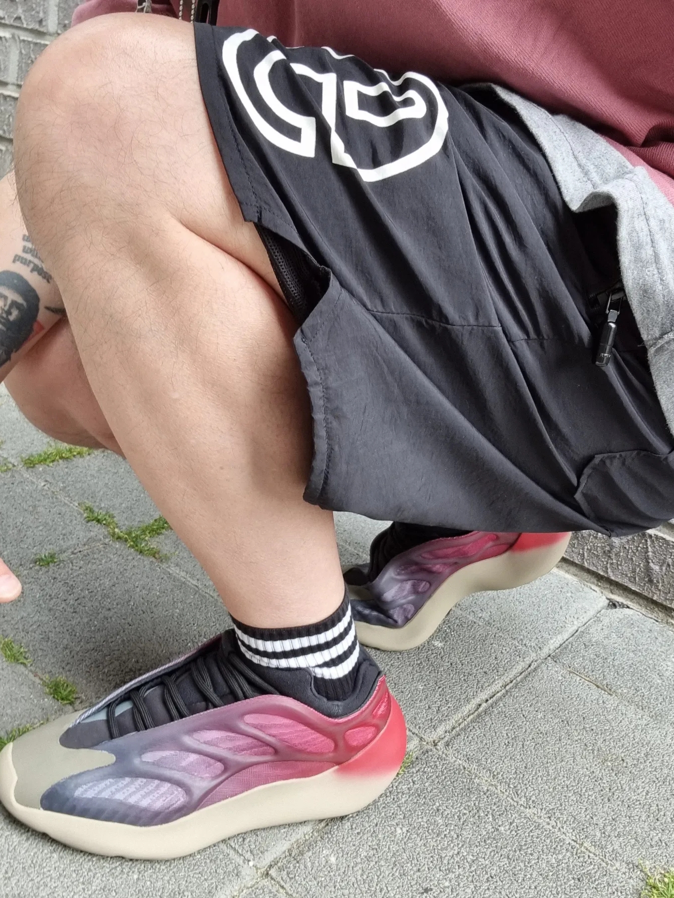 Adidas Yeezy 700 V3 Fade Carbon 착용 스타일 - 5