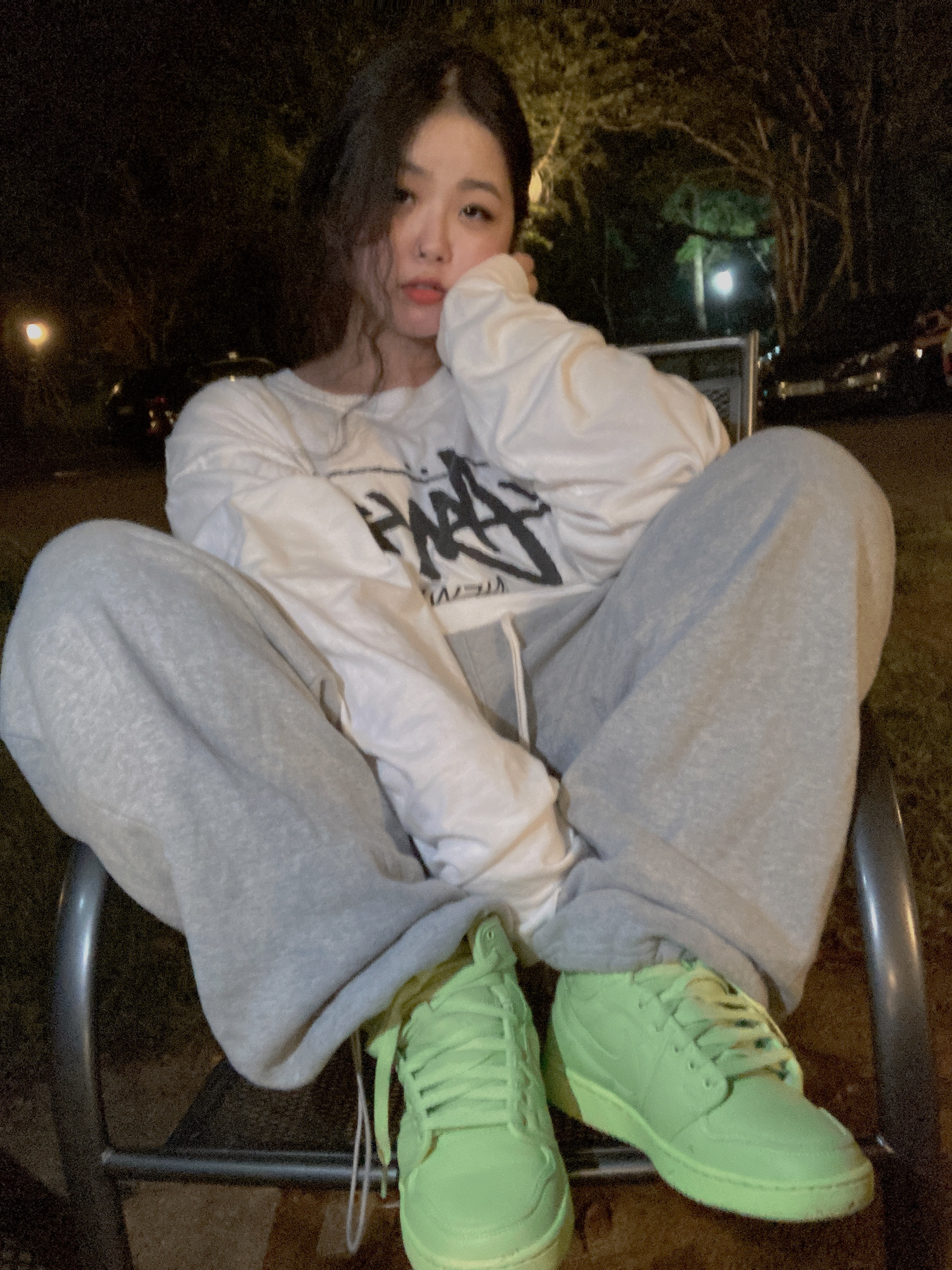 (W) Jordan 1 x Billie Eilish KO SP Lime Green, Stussy World Tour LS T-Shirt White 착용 스타일 - 1