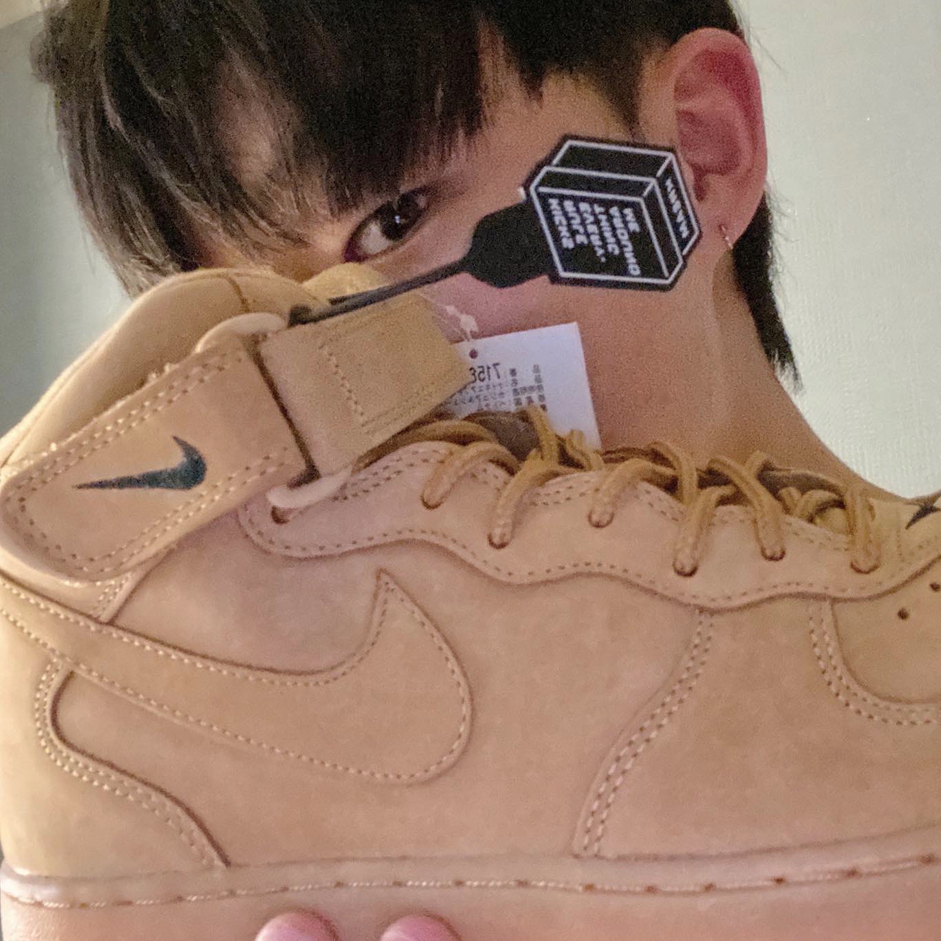 Nike Air Force 1 Mid Flax and Outdoor Green 착용 스타일 - 1