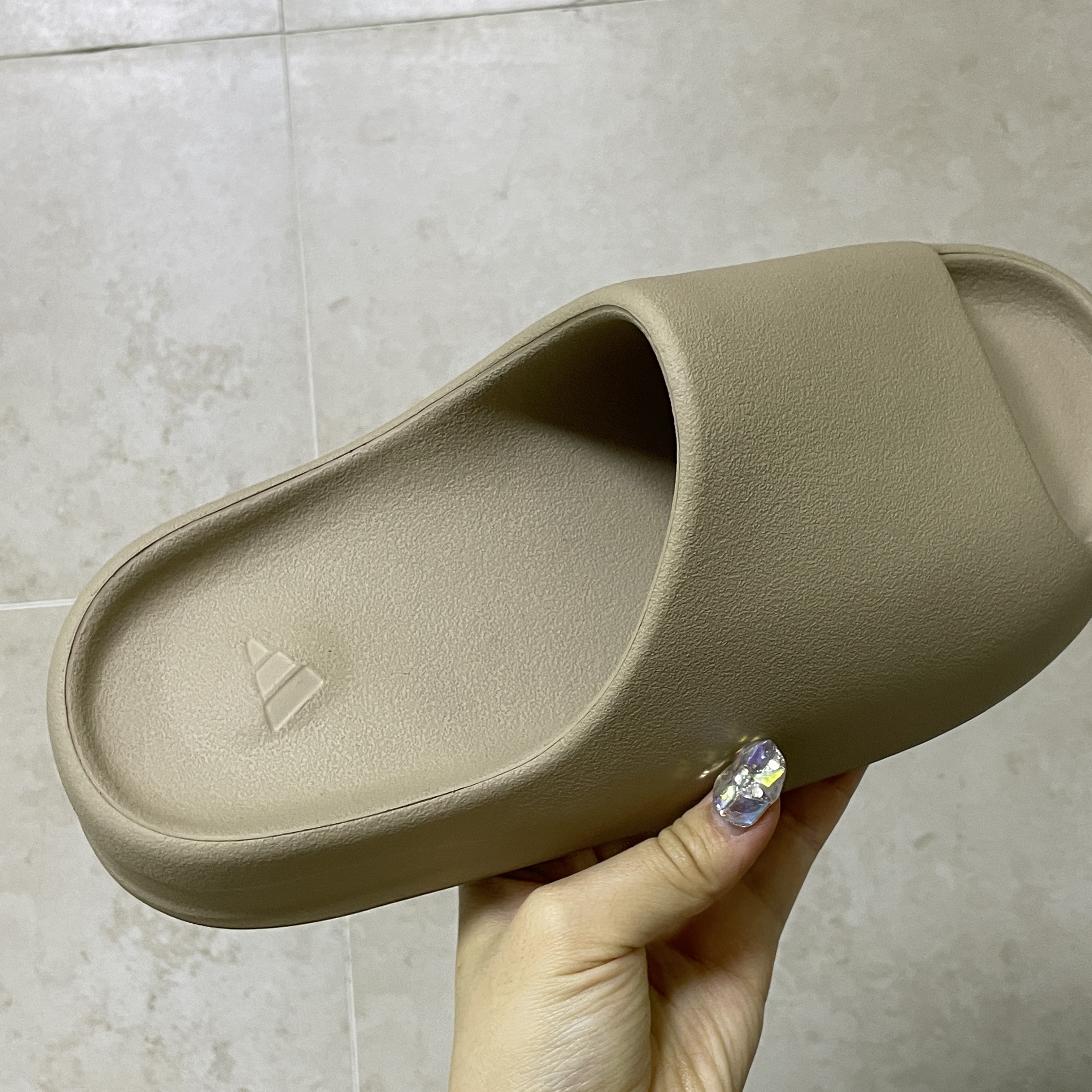 Adidas Yeezy Slide Pure - Re-Release Ver. 착용 스타일 - 3