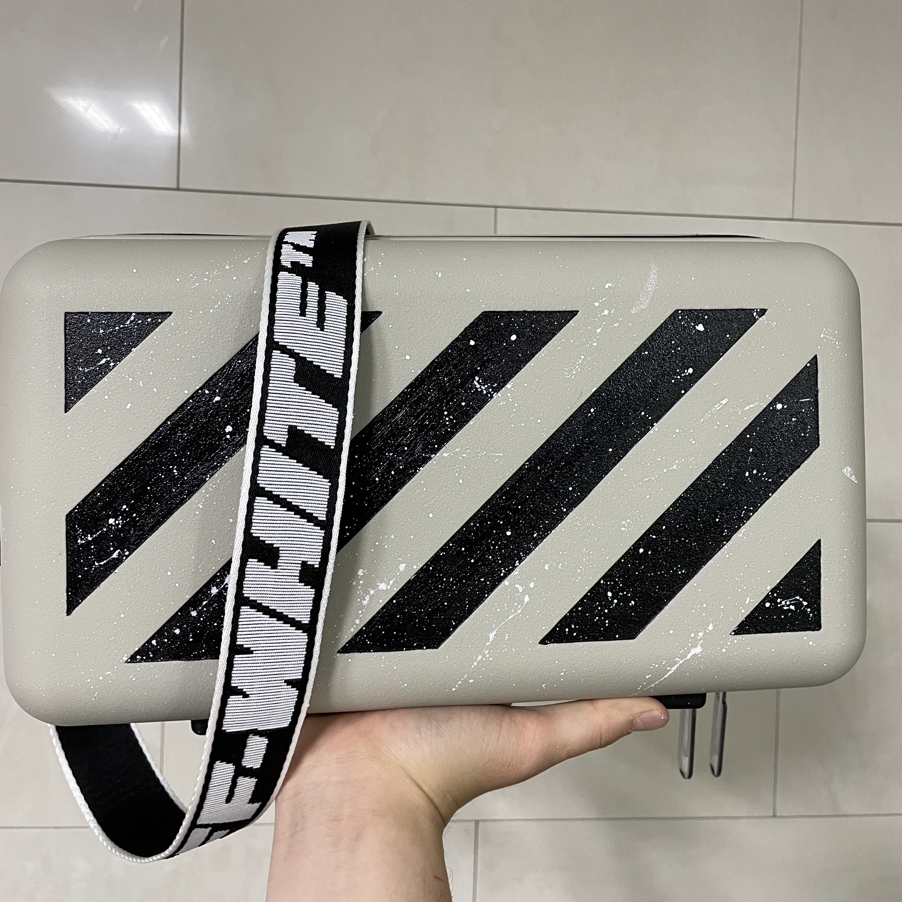 Off-White x Amore Pacific Protection Box (Without Cosmetics) 착용 스타일
