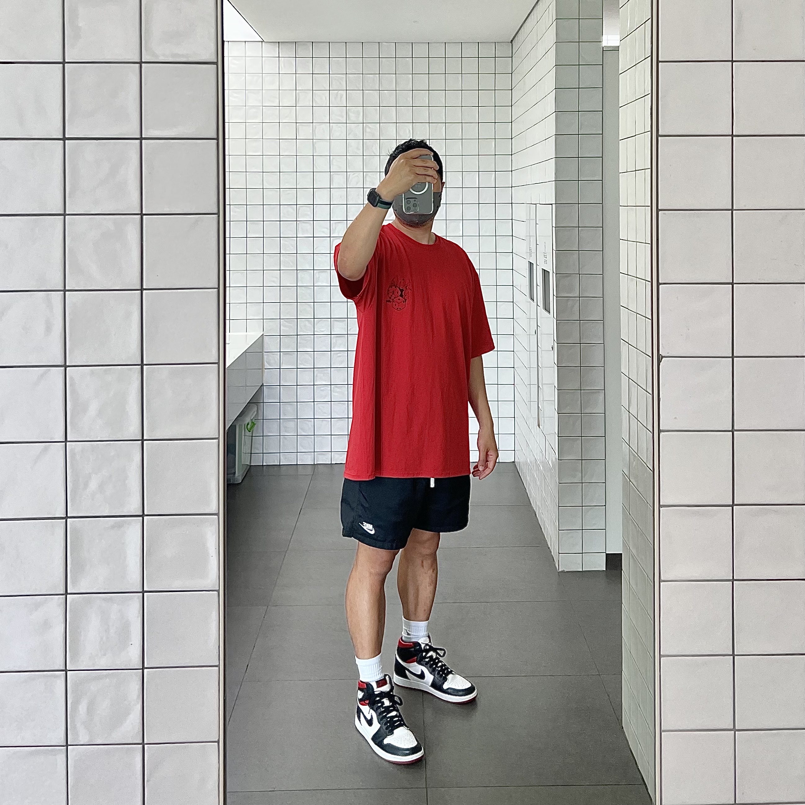 Jordan 1 Retro High OG Bloodline, Stussy Fire Dice T-Shirt Red 착용 스타일