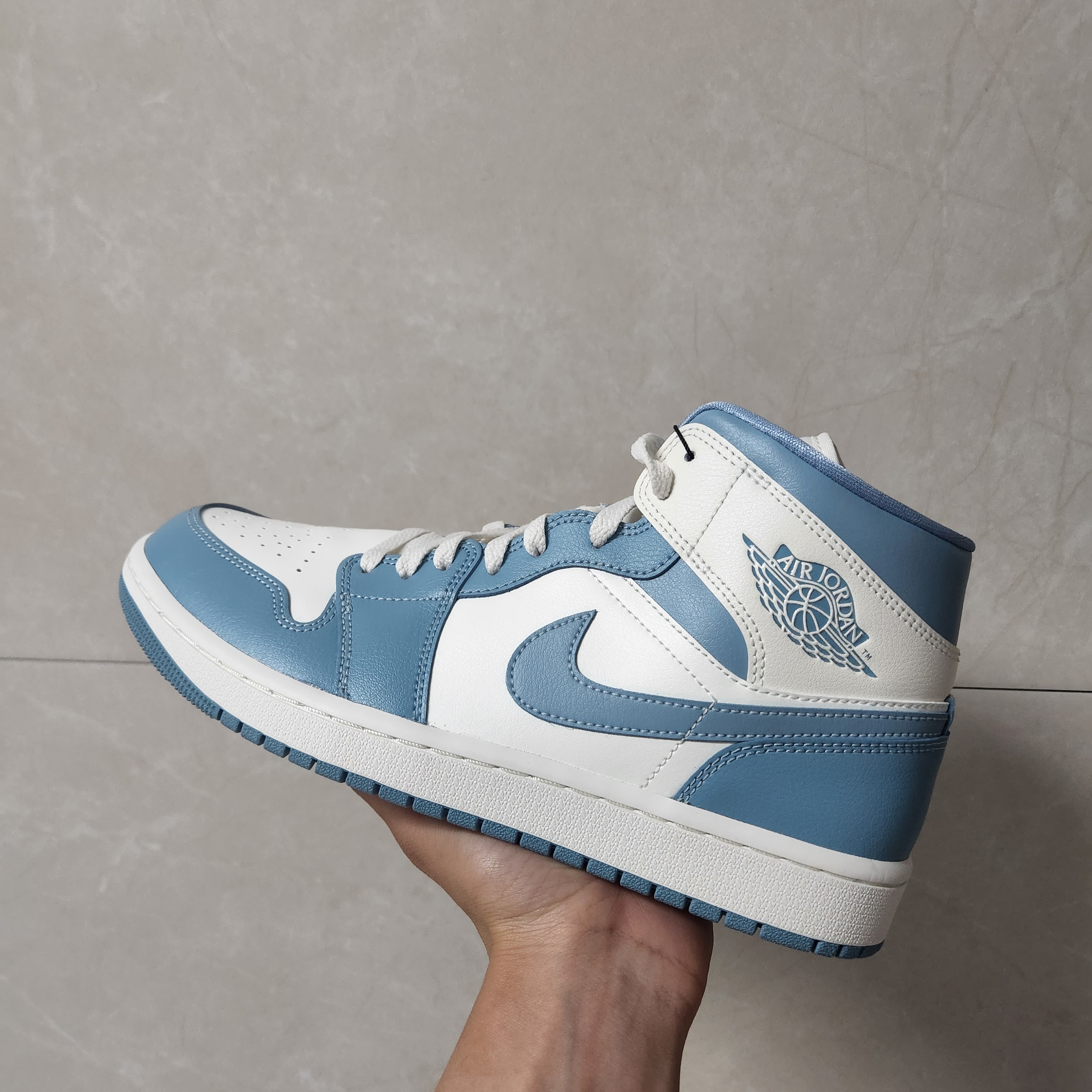 (W) Jordan 1 Mid Sail and Worn Blue 착용 스타일