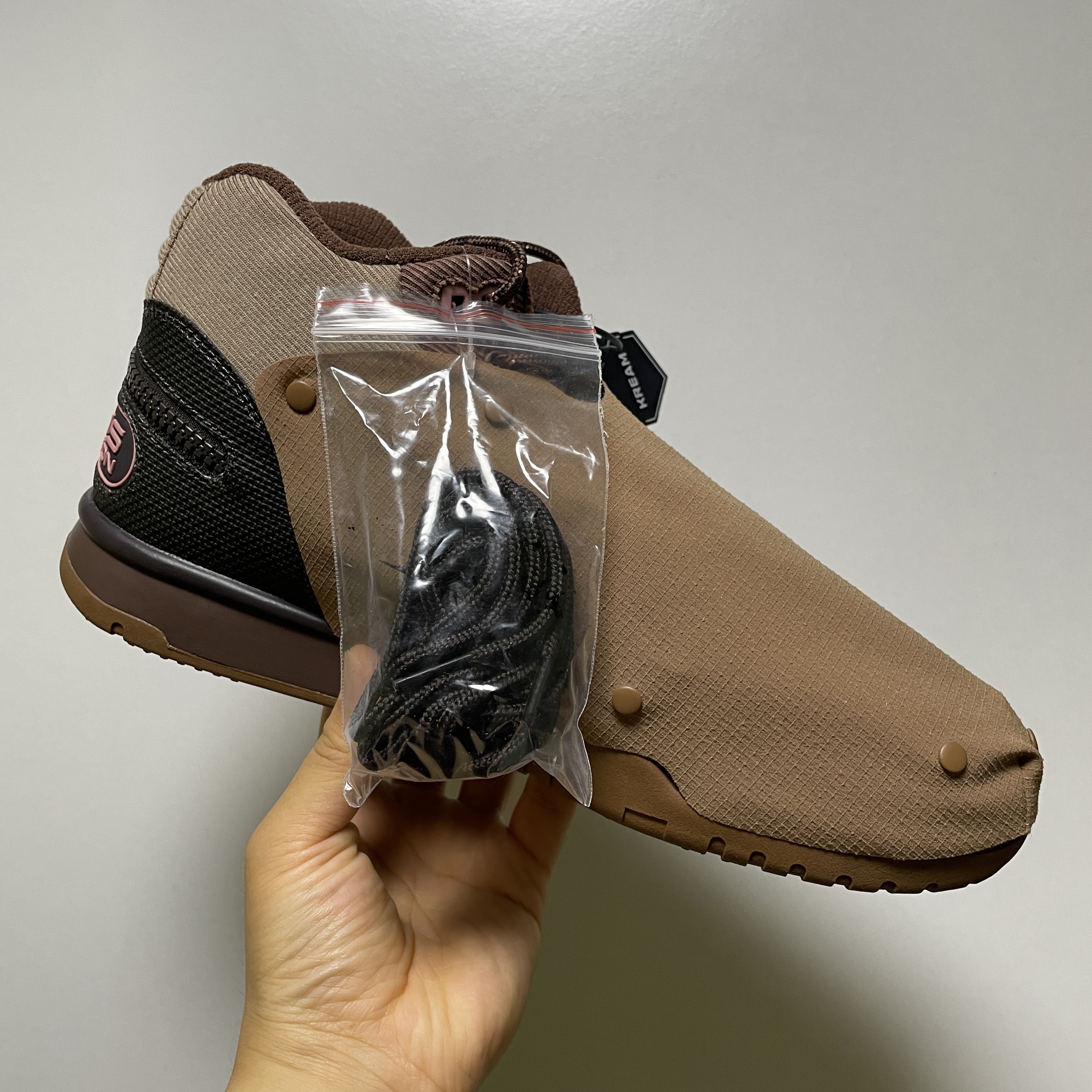 Nike x Travis Scott Air Trainer 1 Archaeo Brown and Rust Pink 착용 스타일 - 2