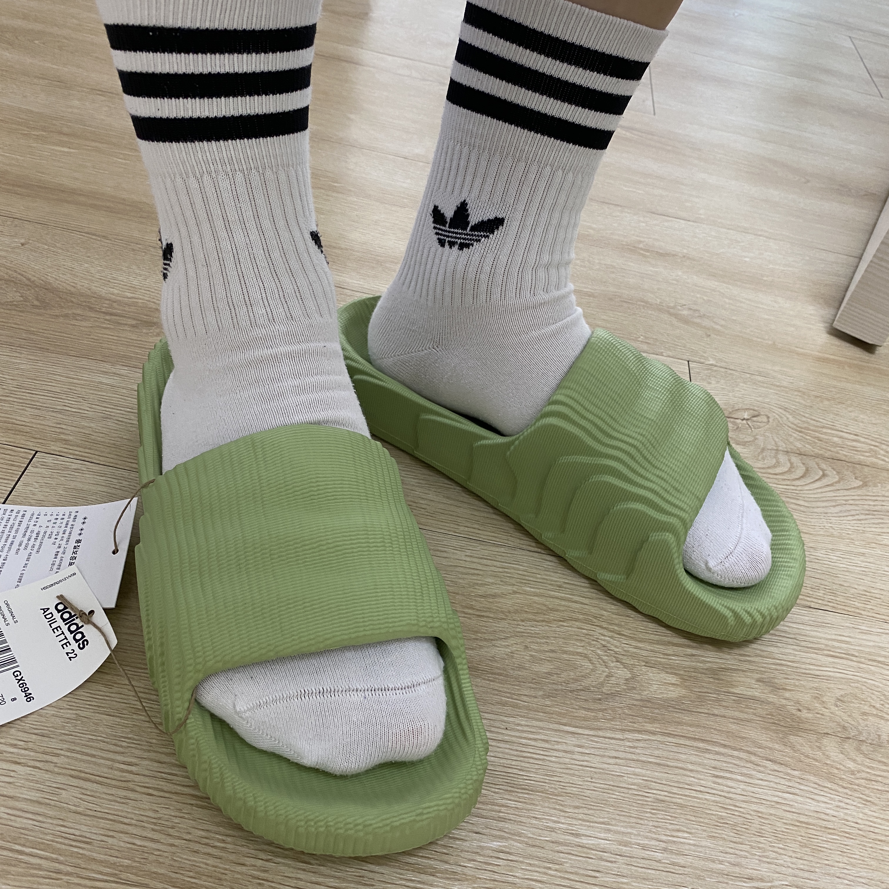 Adidas Adilette 22 Magic Lime 착용 스타일 - 1