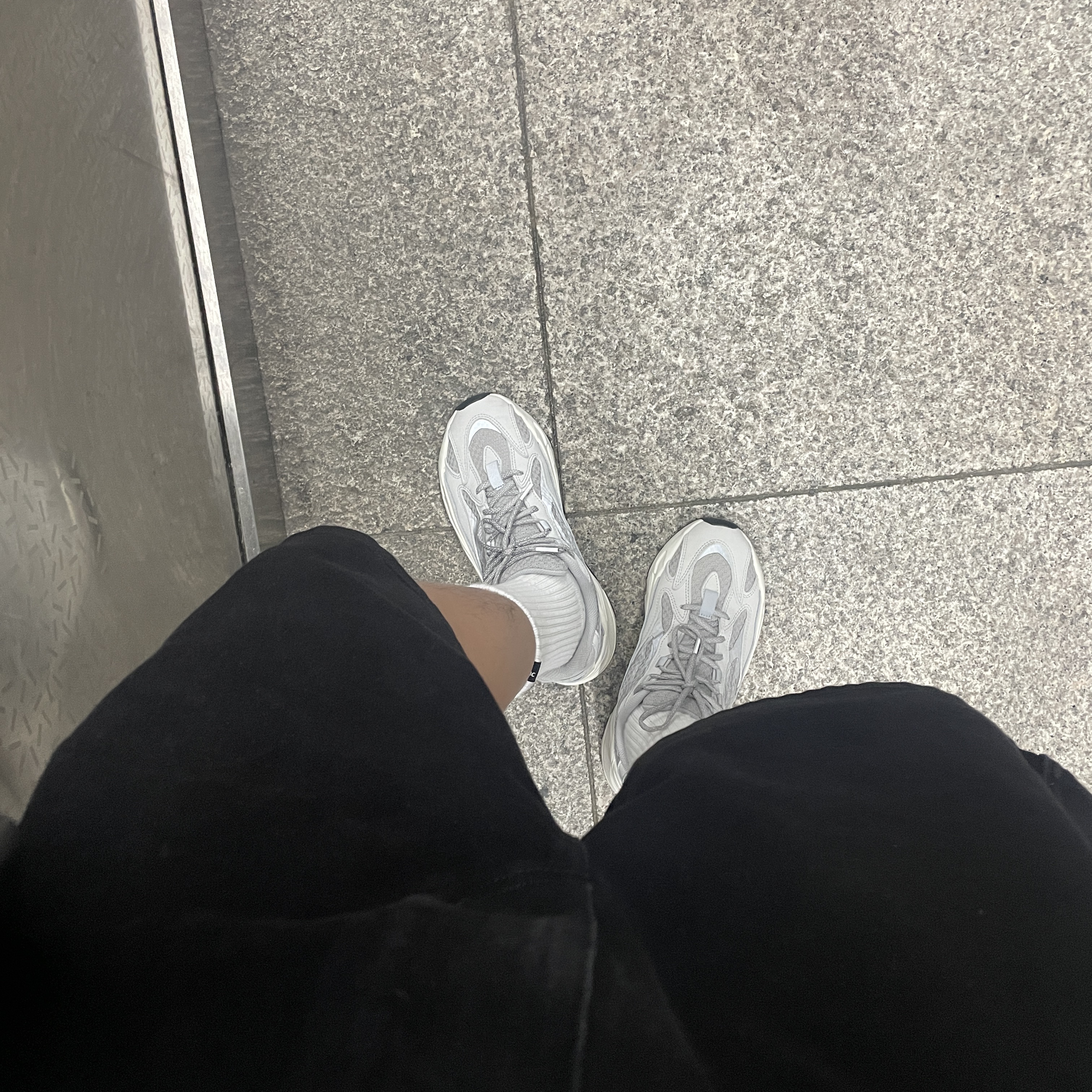 Adidas Yeezy Boost 700 V2 Static 2022, Wooyoungmi Flower Print Back Logo T-Shirt White - 22SS 착용 스타일 - 2