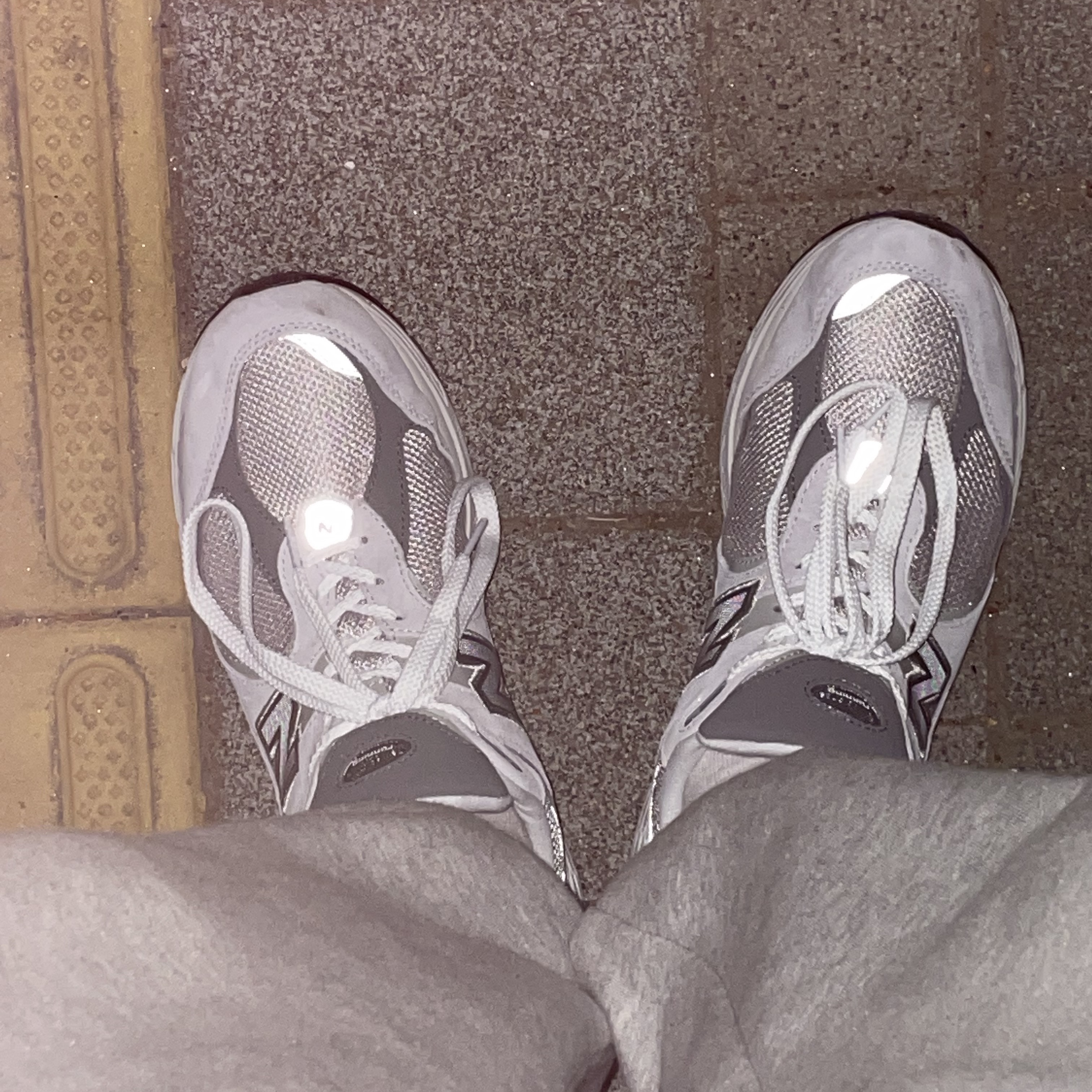 New Balance 2002R T2 Gray 착용 스타일 - 2