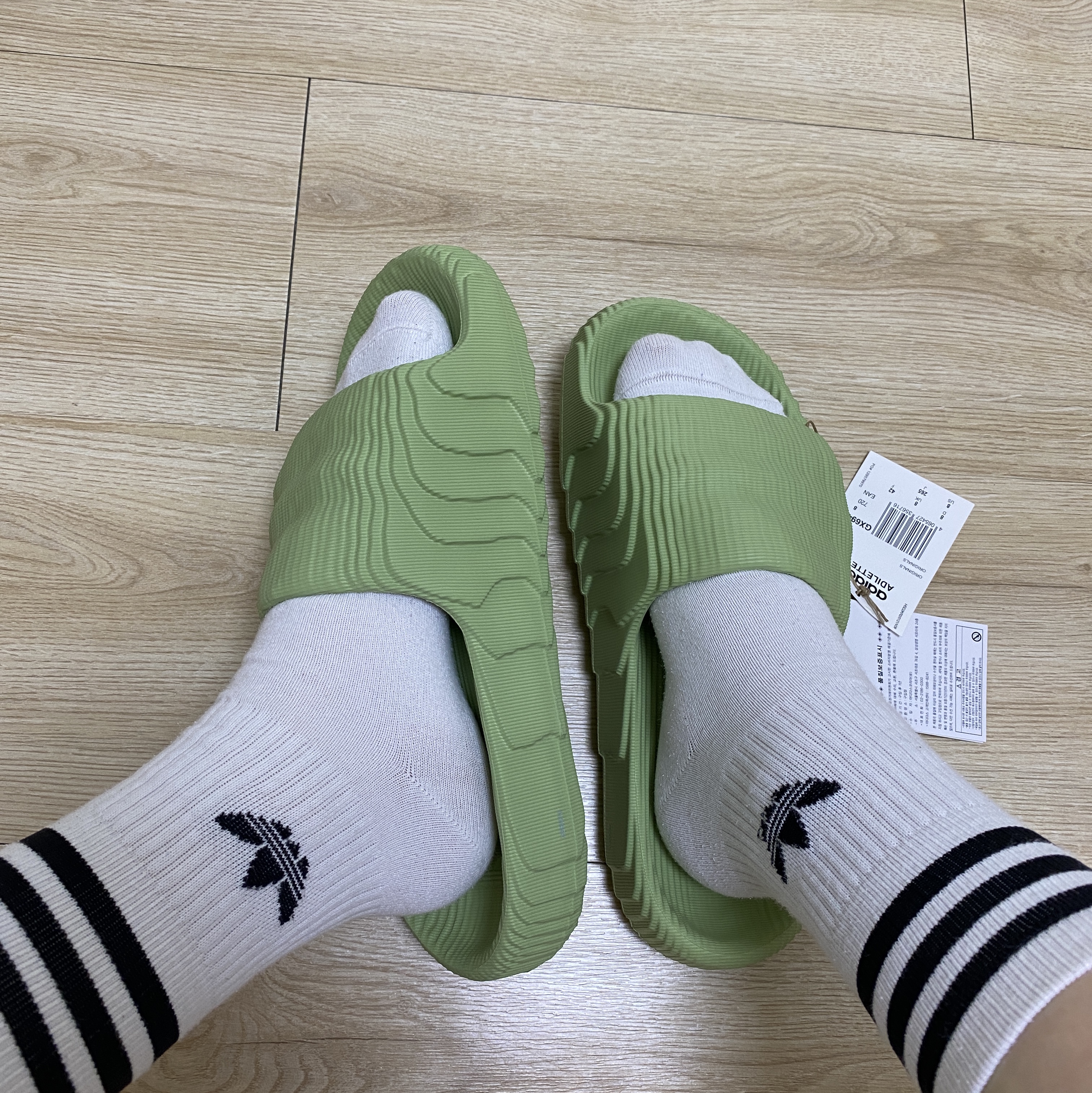 Adidas Adilette 22 Magic Lime 착용 스타일 - 2
