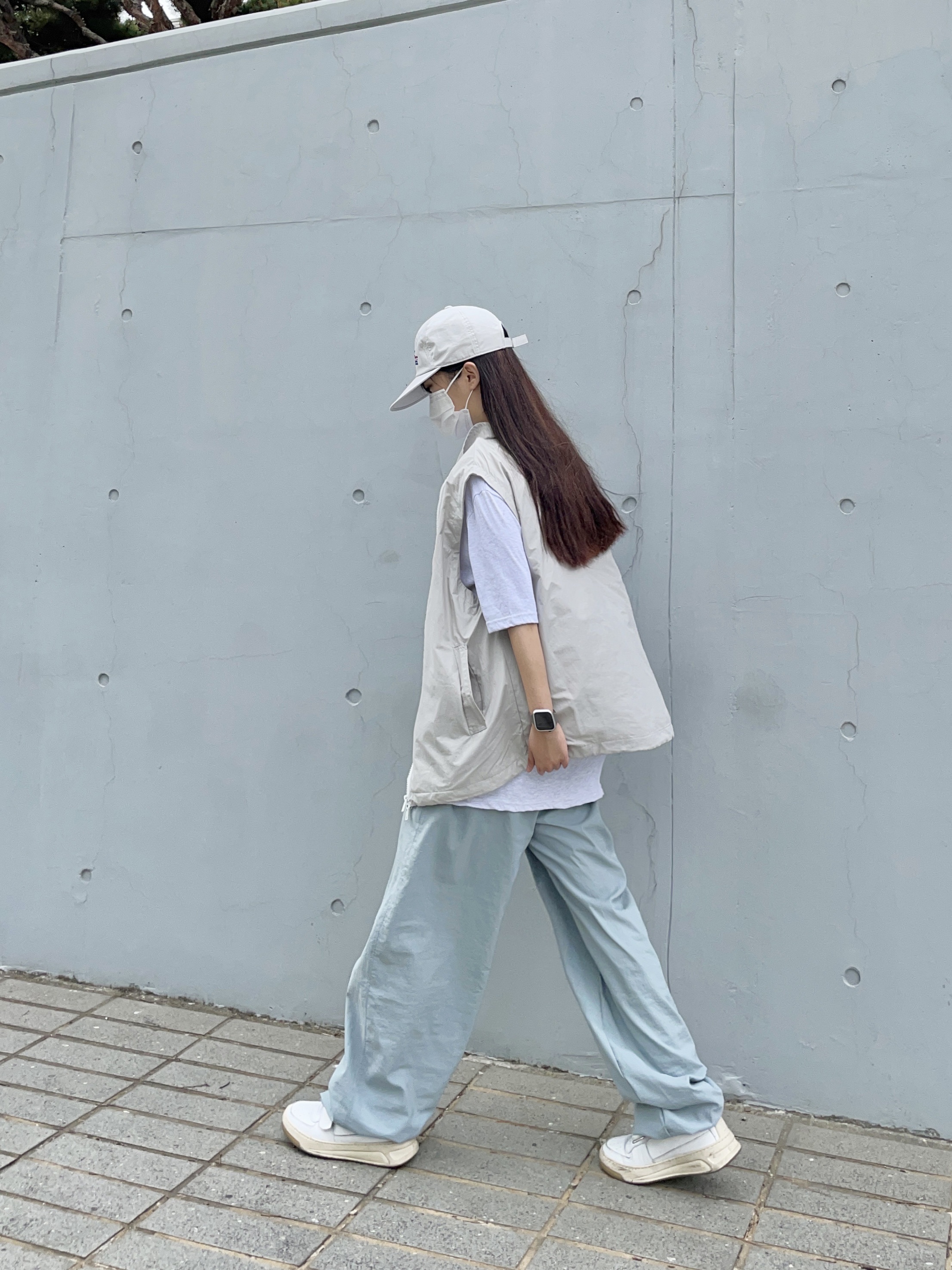Acne Studios Perey Velcro Strap Sneakers White 착용 스타일 - 4