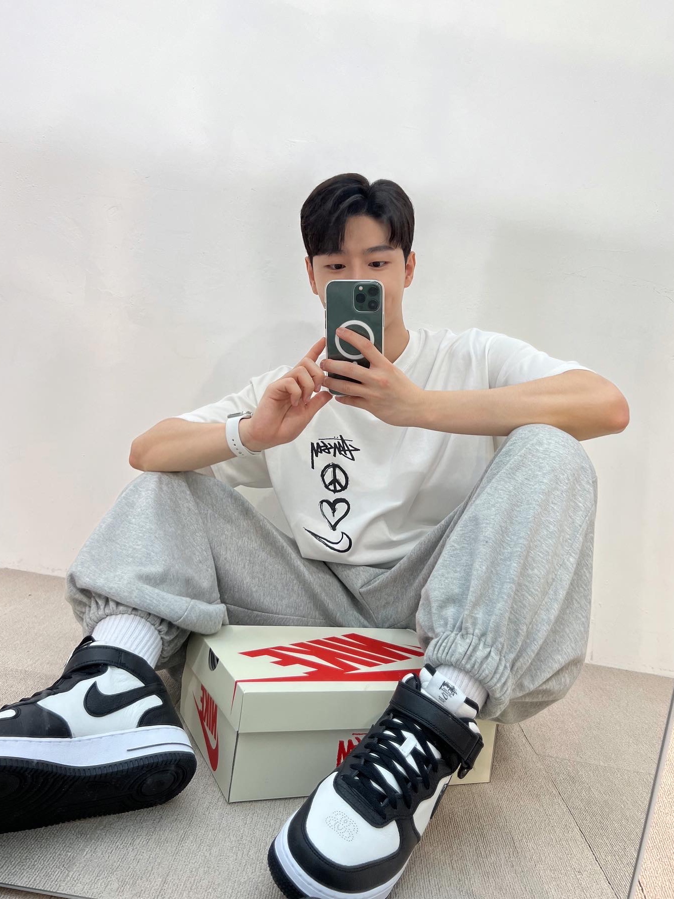 Nike x Stussy Air Force 1 '07 Mid SP Black and Light Bone, Nike x Stussy NRG RA T-Shirt Summit White (DM4942-121) 착용 스타일 - 1