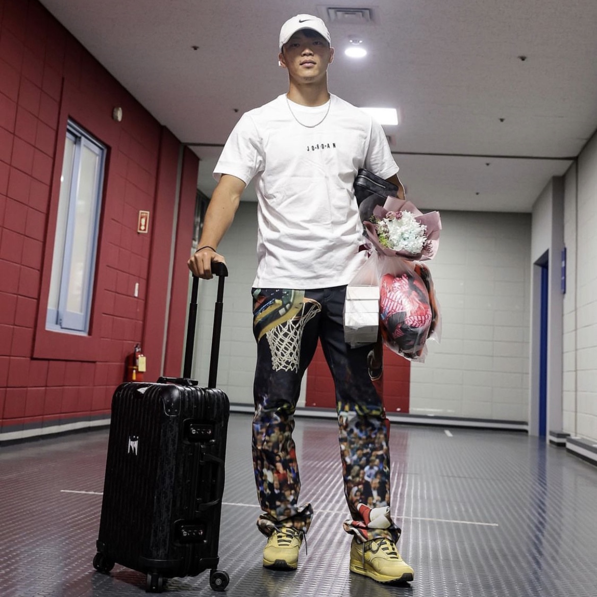 Nike x Travis Scott Air Max 1 Cact.us Gold 착용 스타일