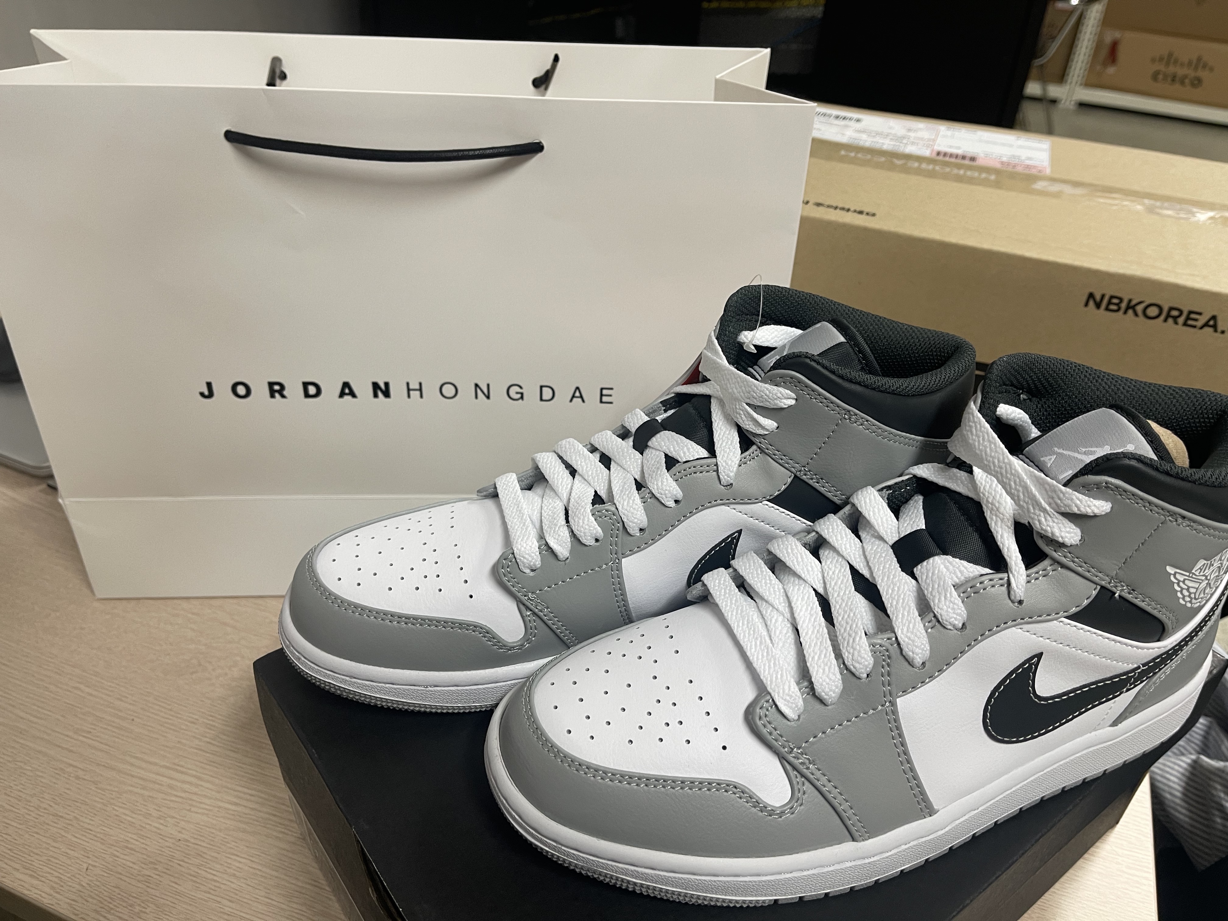 Jordan 1 Mid Light Smoke Grey Anthracite 착용 스타일 - 1
