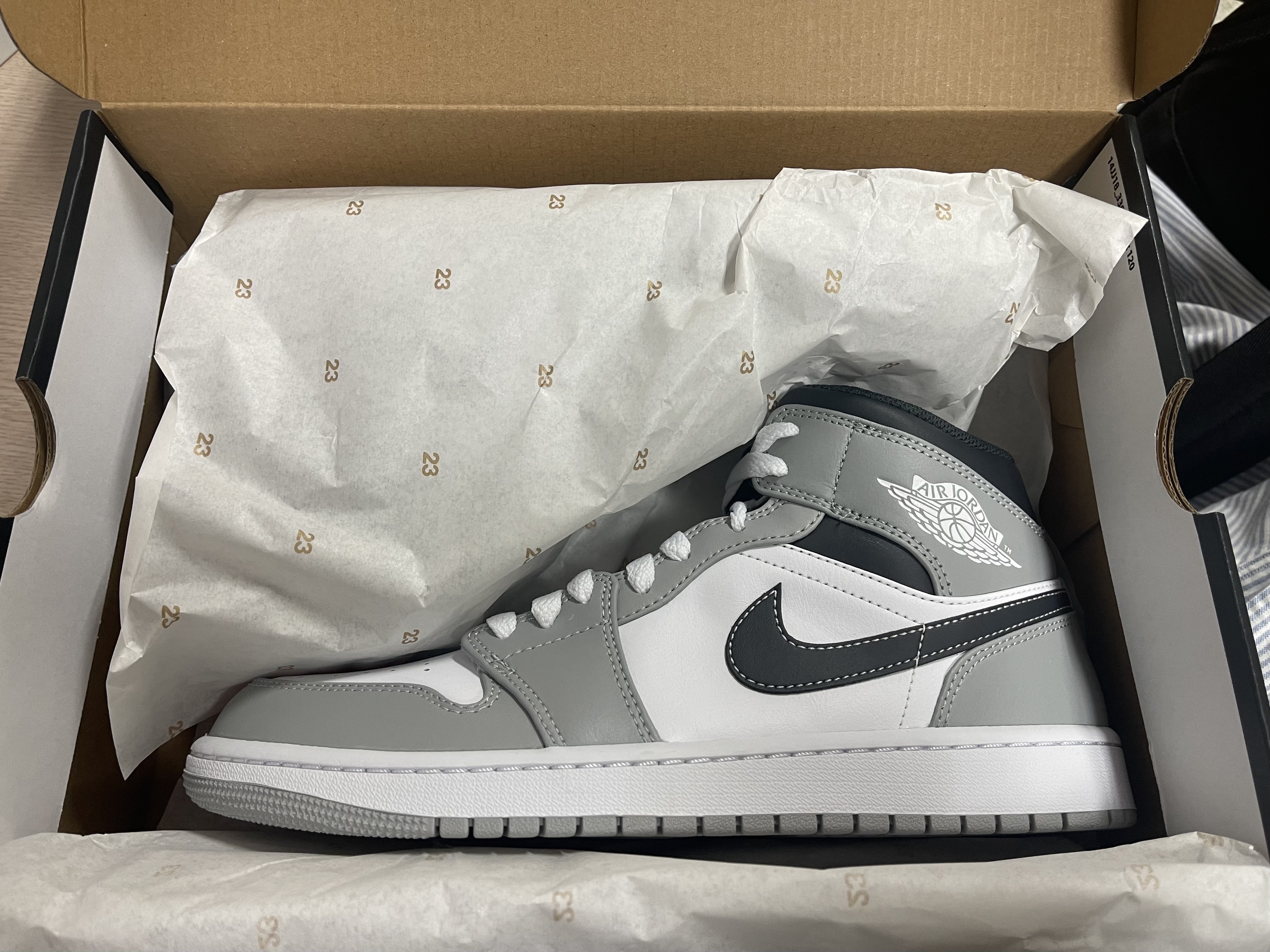 Jordan 1 Mid Light Smoke Grey Anthracite 착용 스타일 - 3