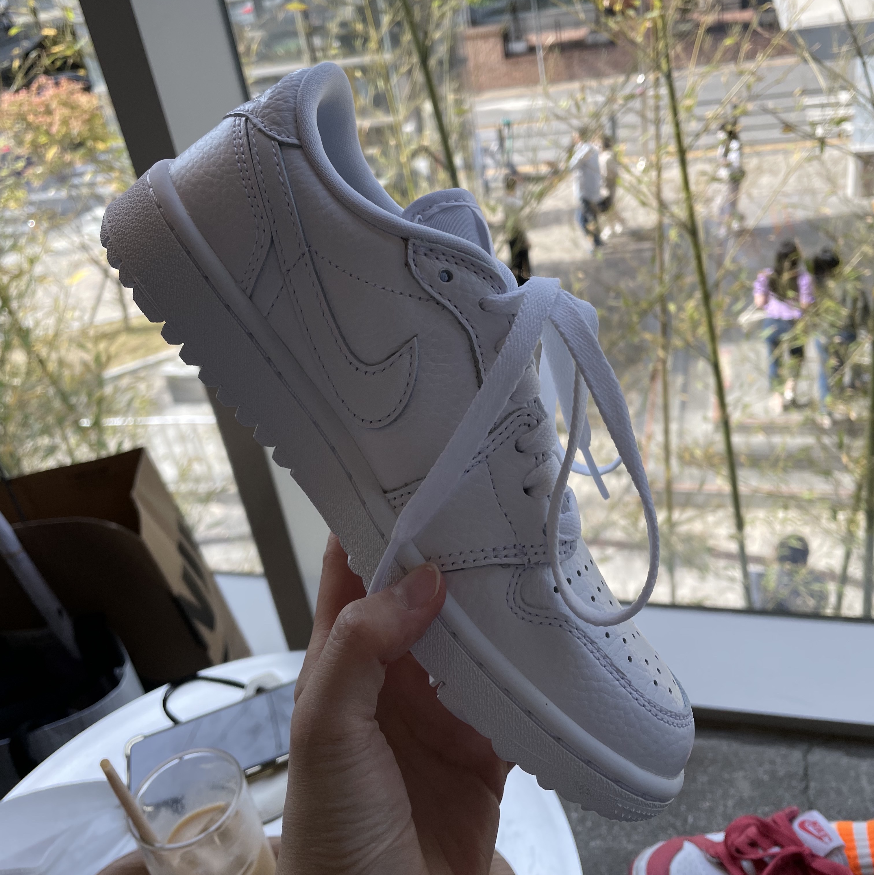 Jordan 1 Low Golf Triple White 착용 스타일 - 2