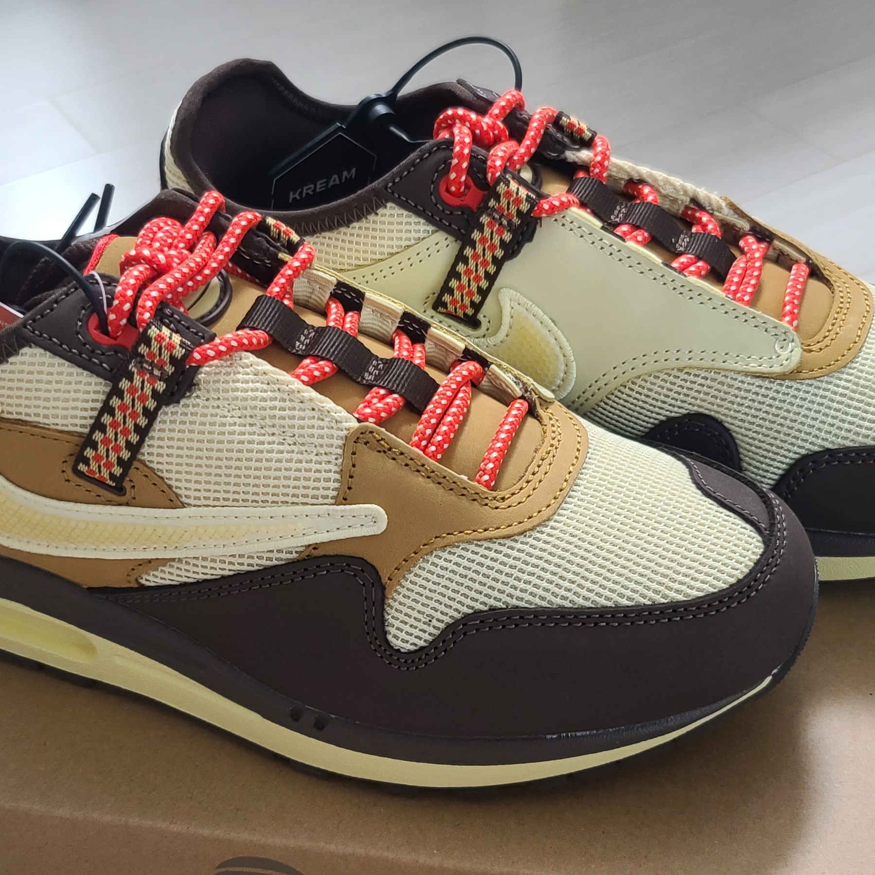 Nike x Travis Scott Air Max 1 Cact.us Brown 착용 스타일 - 2