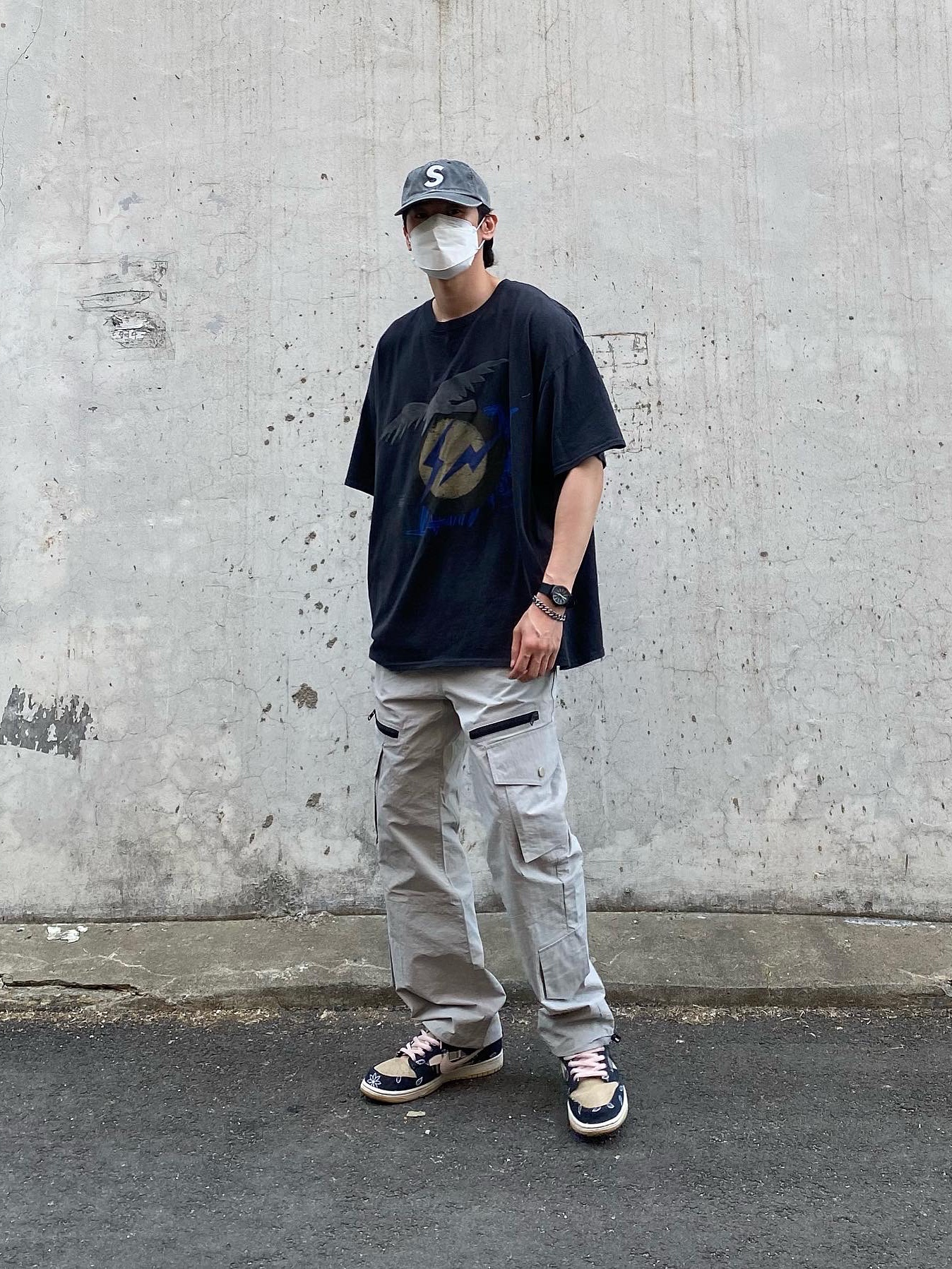 Nike x Travis Scott SB Dunk Low, Supreme Pigment Print S Logo 6-Panel Black - 20SS 착용 스타일 - 1