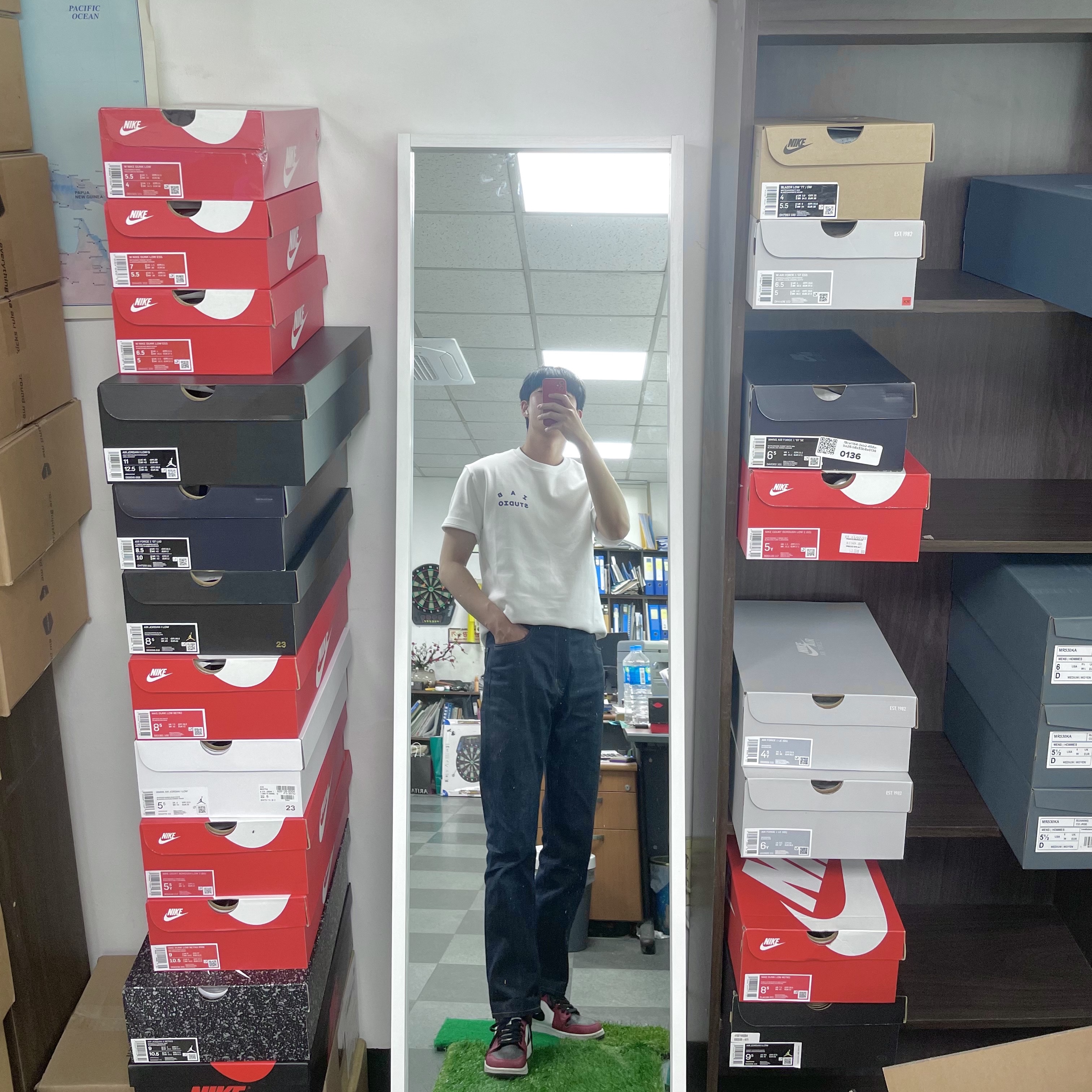 IAB Studio T-Shirt White, Jordan 1 Mid Chicago Black Toe 착용 스타일