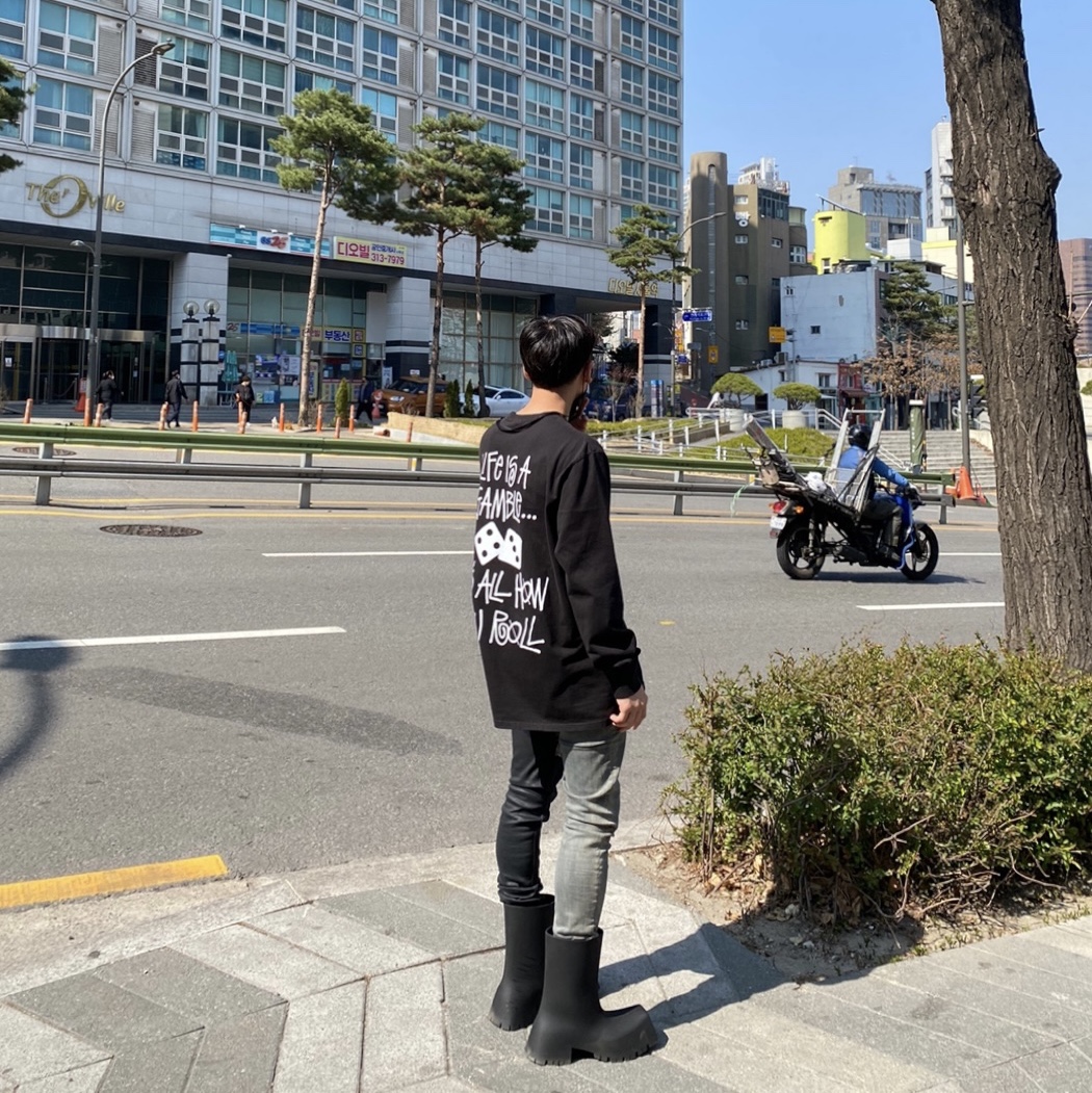 Stussy Life Is A Gamble Pigment Dyed LS T-Shirt Black, Balenciaga Trooper Rubber Boot Black 착용 스타일