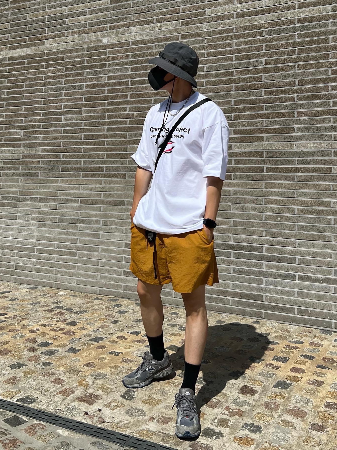 New Balance 2002R Premium Vintage Grey 착용 스타일 - 2