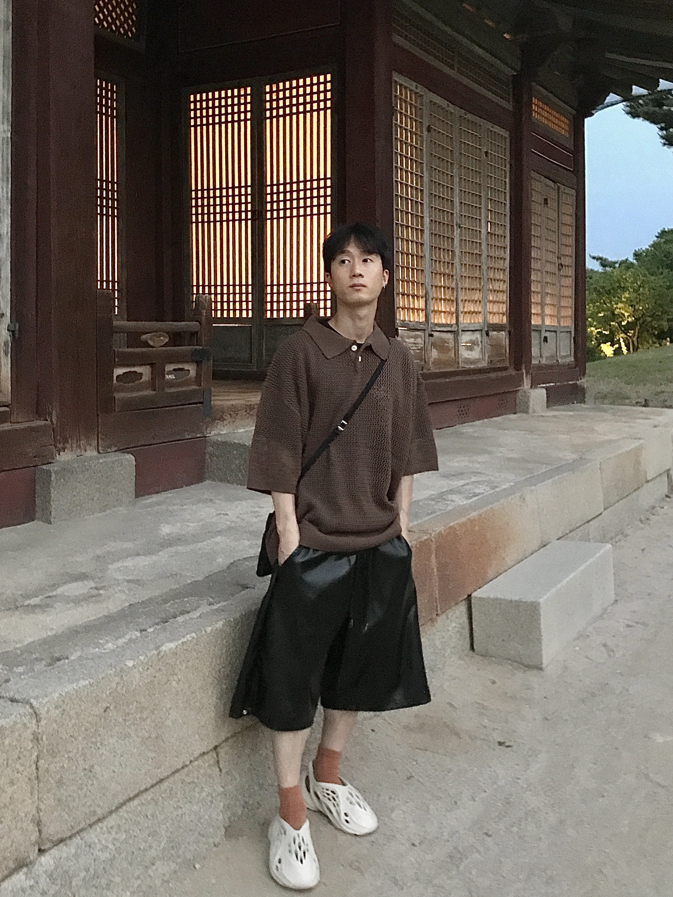 Adidas Yeezy Foam RNNR Sand 착용 스타일
