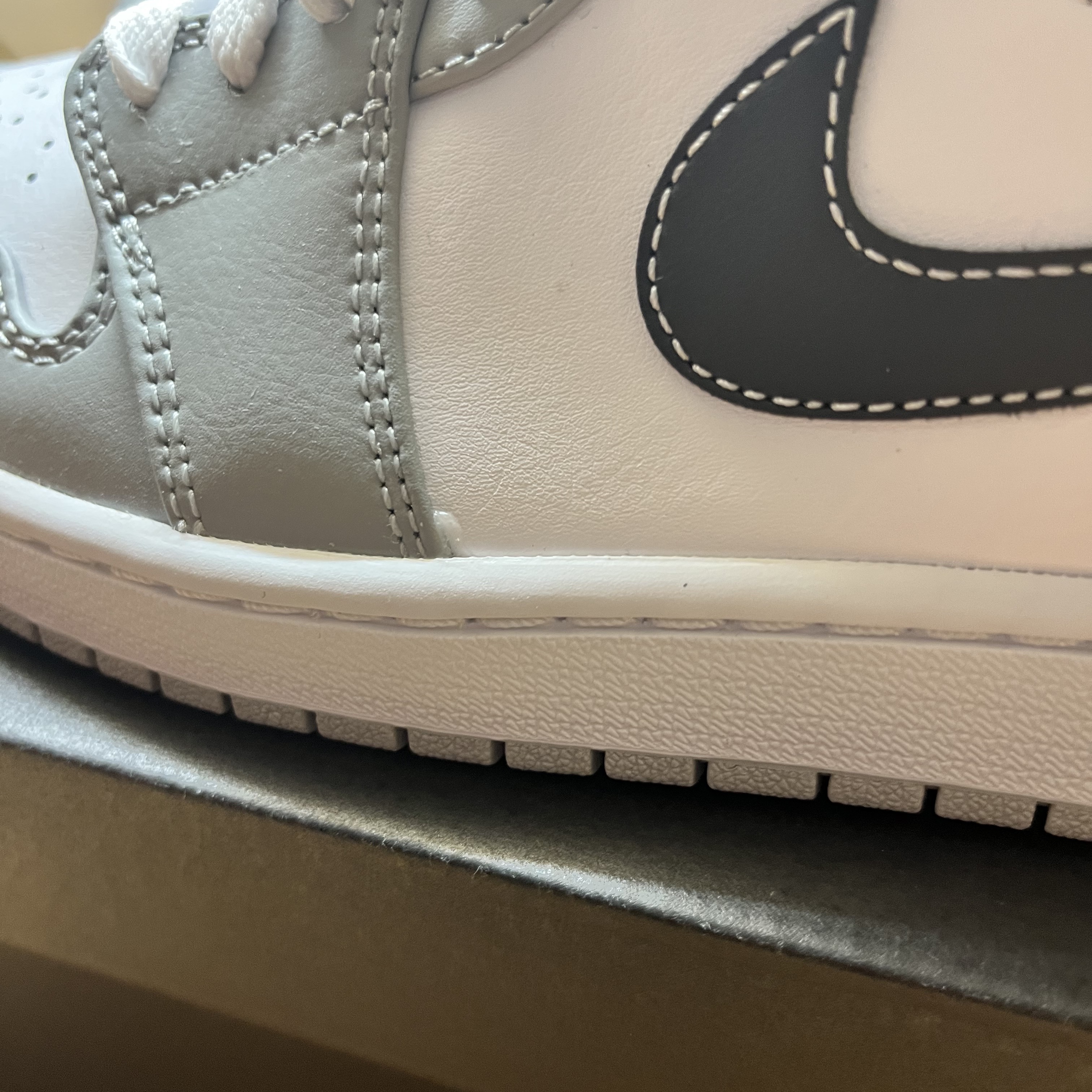 Jordan 1 Mid Light Smoke Grey Anthracite 착용 스타일 - 5