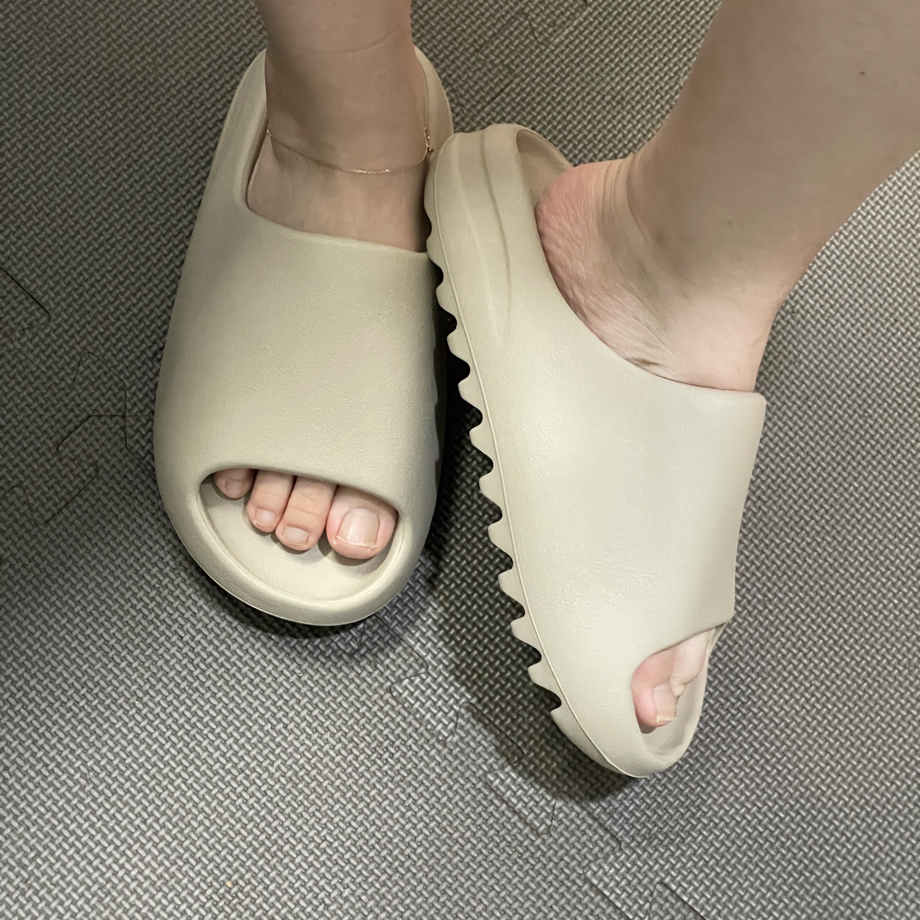 Adidas Yeezy Slide Pure - Re-Release Ver. 착용 스타일 - 1